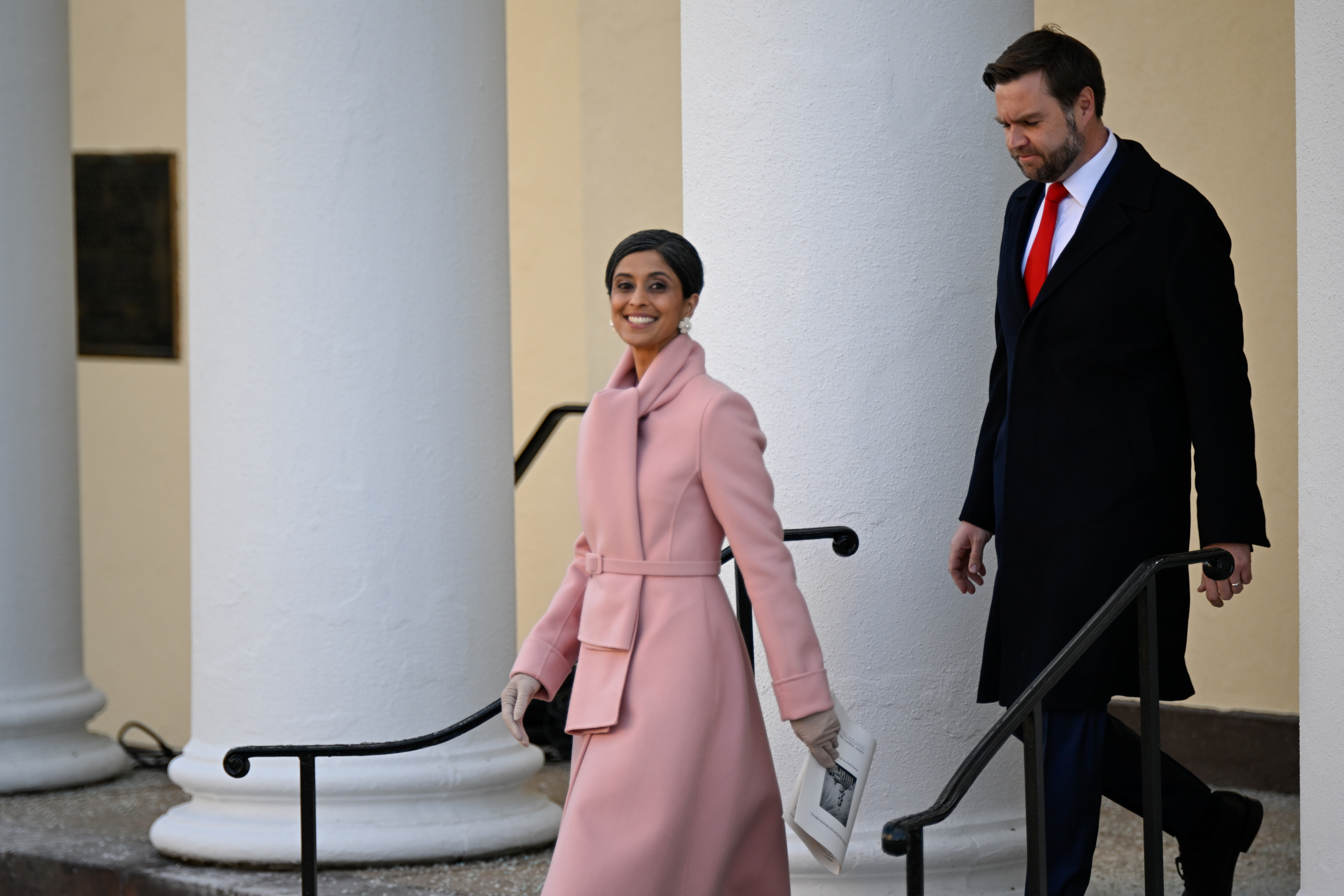 J.D. Vance und seine Frau Usha verlassen die St. John's Episcopal Church in Washington, D.C. | Quelle: Getty Images