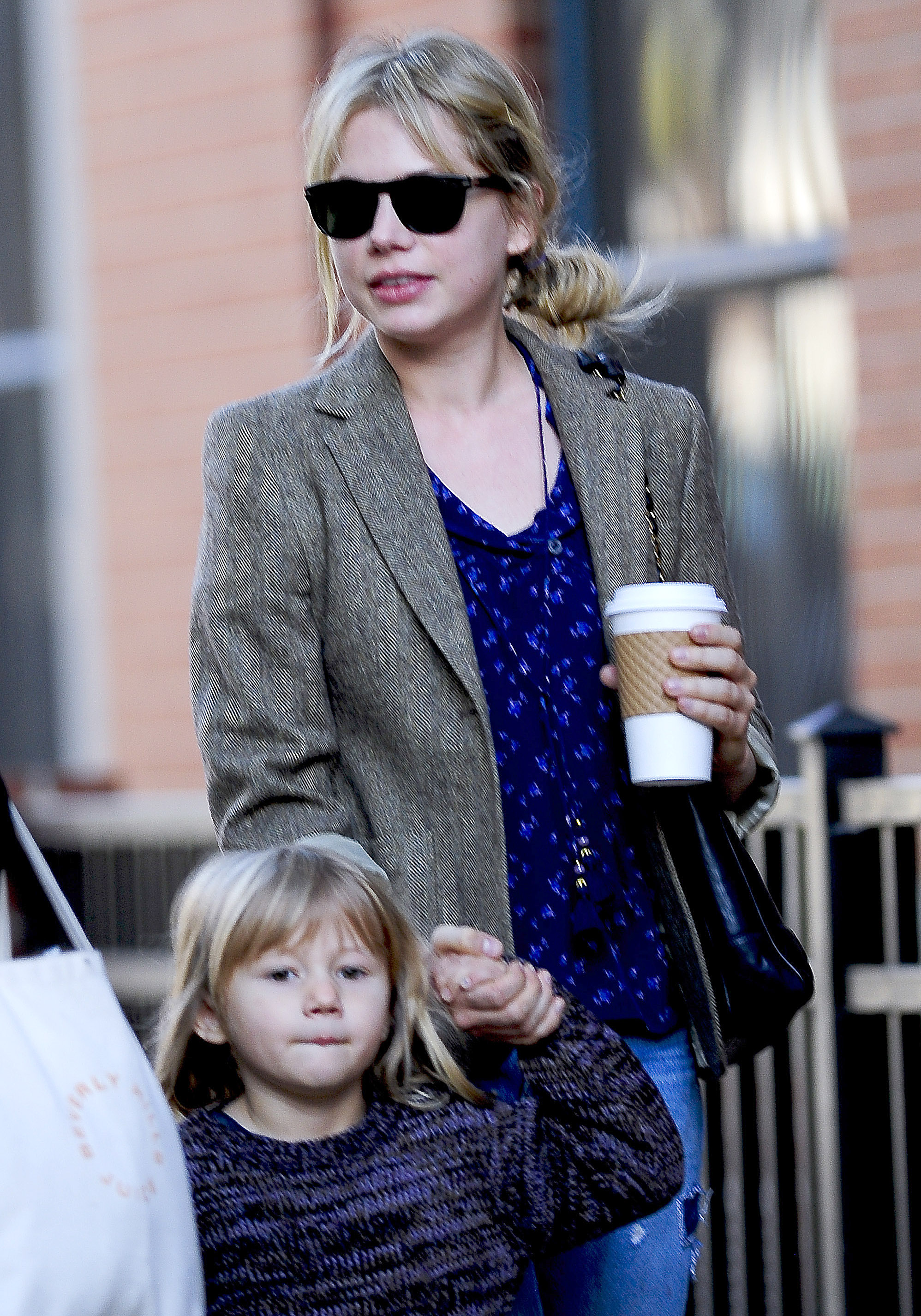 Heath Ledgers Tochter Matilda mit ihrer Mutter Michelle Williams in New York City am 30. Oktober 2009 | Quelle: Getty Images