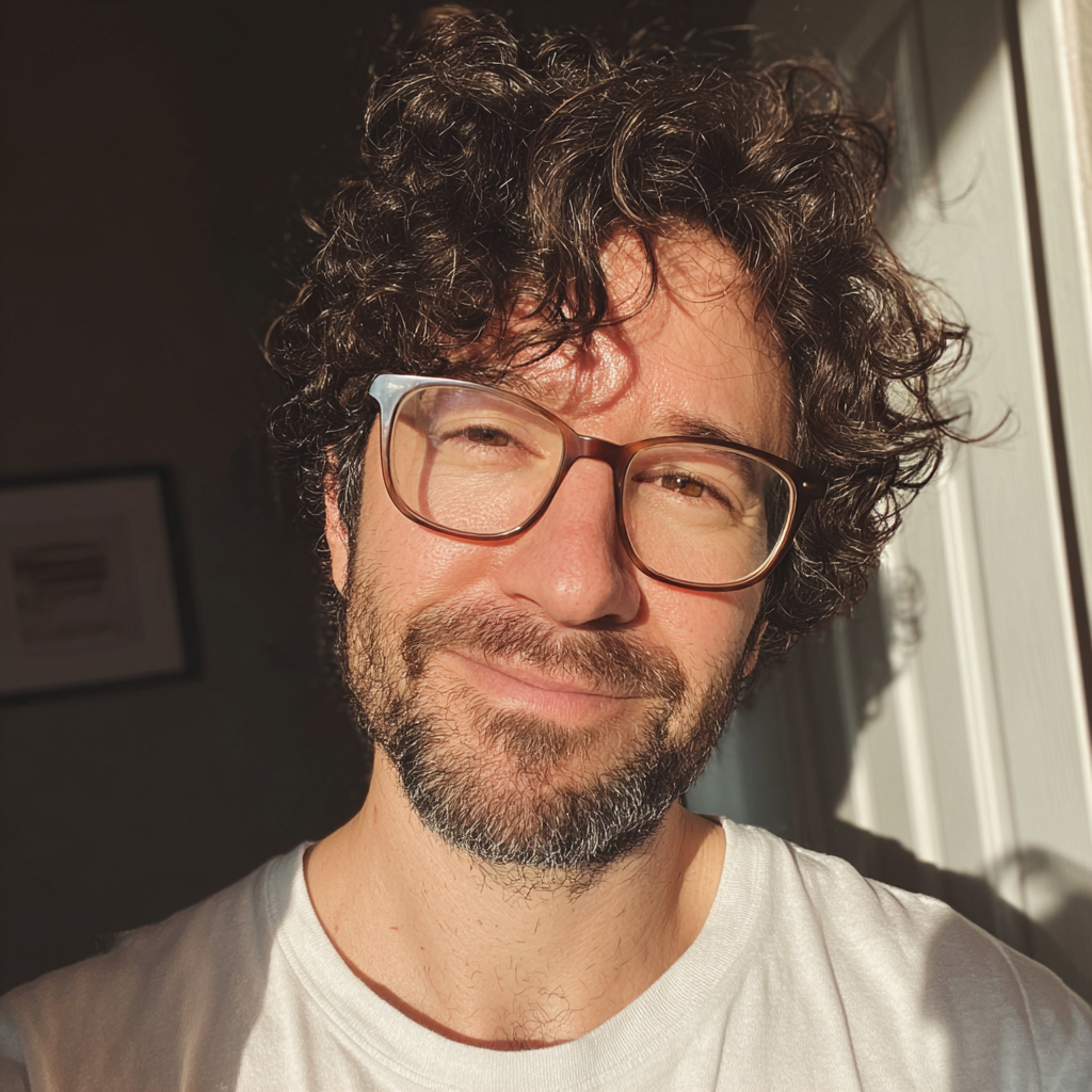 Uśmiechnięty i wzruszony mężczyzna stojący przy drzwiach wejściowych | Źródło: Midjourney