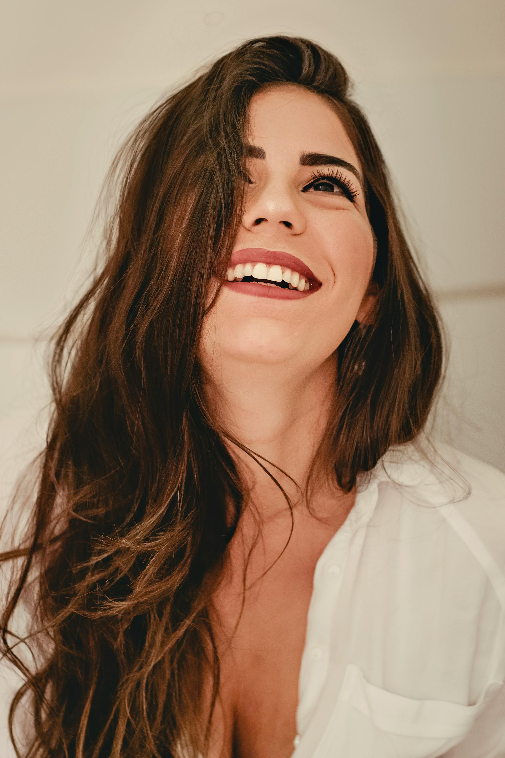 Eine Frau mit einem listigen Lächeln | Quelle: Pexels
