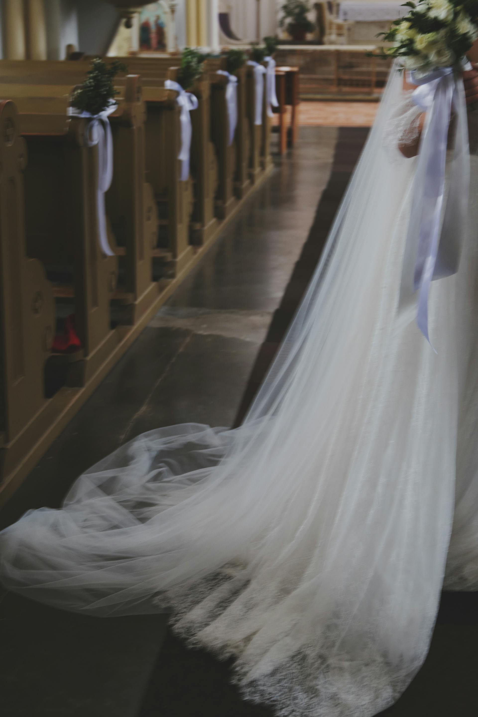 Das Kleid einer Braut in einem Kirchenschiff | Quelle: Pexels