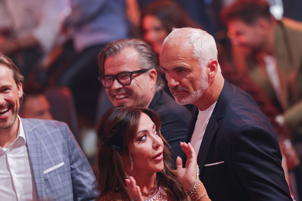 23. Mai 2025, Nordrhein-Westfalen, Köln: Die Schauspielerin Simone Thomalla (M) und ihr Freund Rene Merten (r) stehen gemeinsam im Finale der RTL-Tanzshow „Let's Dance“ im Coloneum. | Quelle: Getty Images