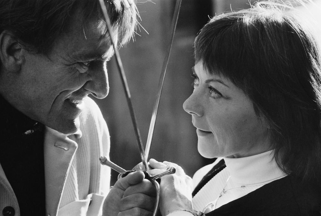 Die Schauspielerin Dorothy Tutin und der Schauspieler Eric Porter üben das Fechten für ihre Rollen in dem Stück "Peter Pan" am 19. November 1971 im Londoner Kolosseum, Großbritannien. (Foto von John Downing) I Quelle: Getty Images