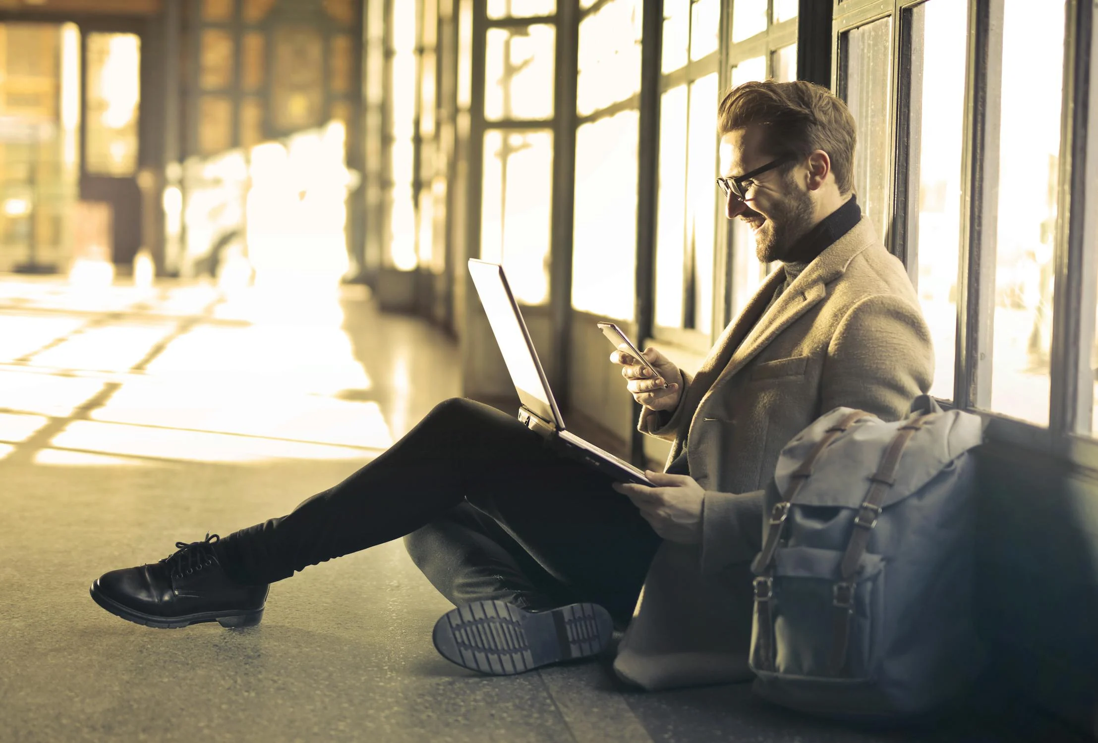 Ein Mann sitzt in einem Flughafen | Quelle: Pexels