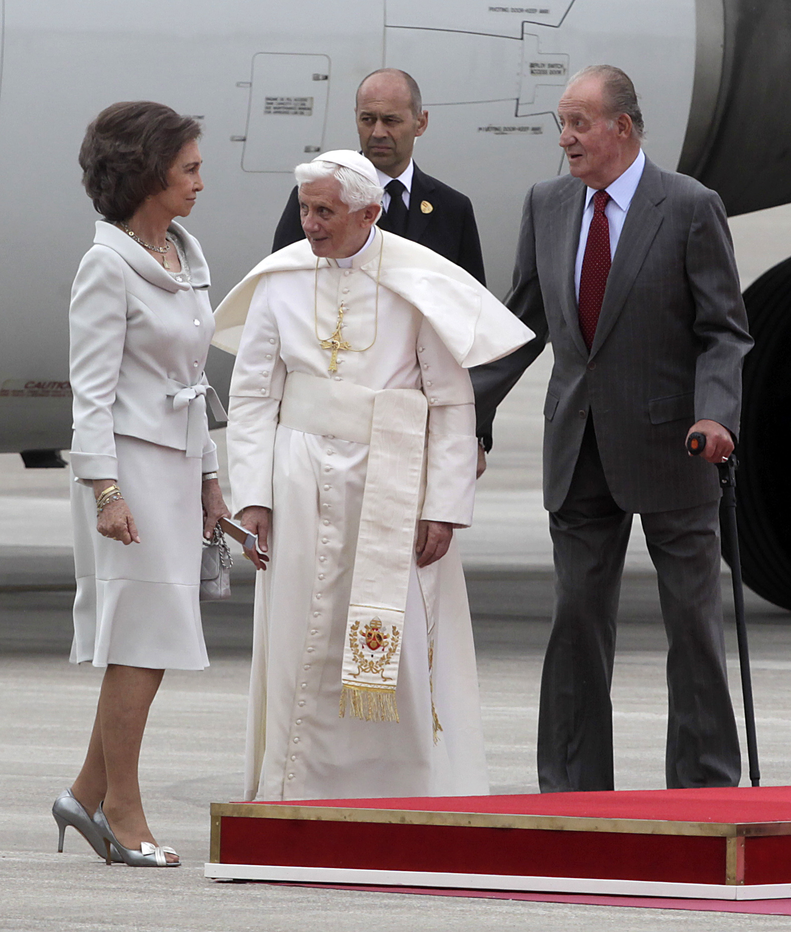 Spaniens König Juan Carlos und Königin Sofia begrüßen Papst Benedikt XVI. bei seiner Ankunft auf dem Madrider Flughafen Barajas am 18. August 2011 | Quelle: Getty Images