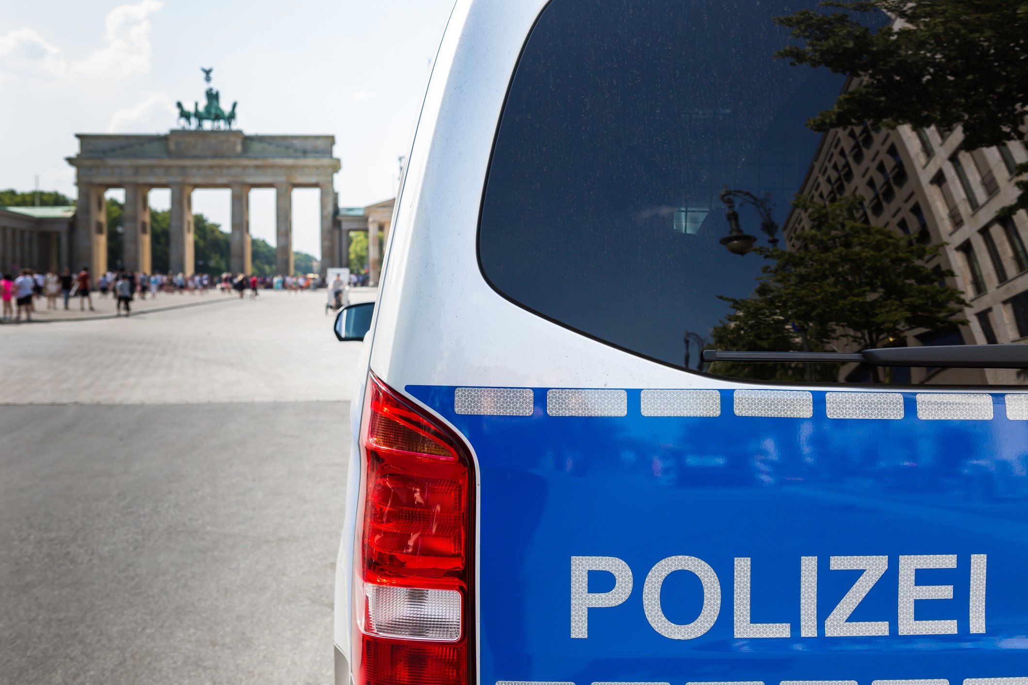 Polizeiauto vor dem Brandenburger Tor in Berlin. I Quelle: Getty Images