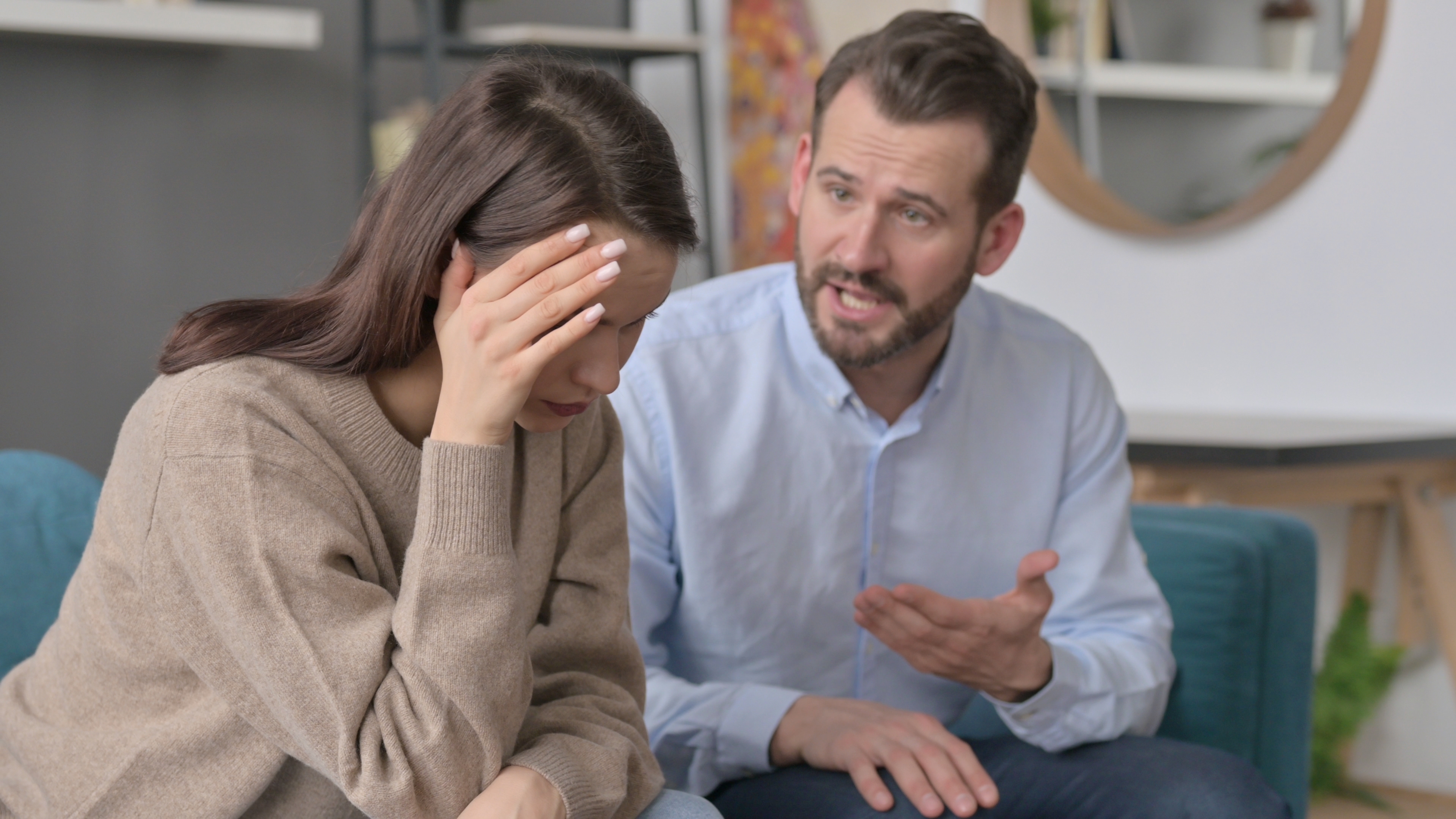 Frau fühlt sich während eines Streits mit ihrem Mann gestresst | Quelle: Shutterstock