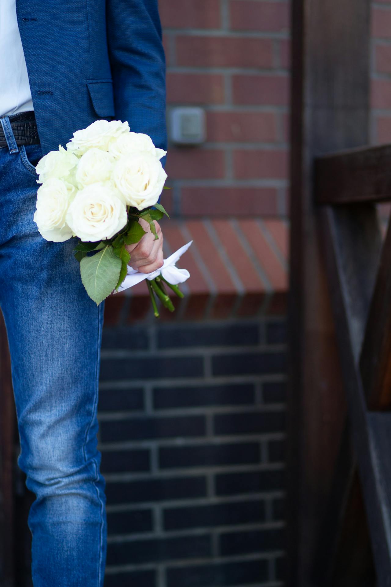 Ein Mann mit einem Strauß Rosen | Quelle: Pexels