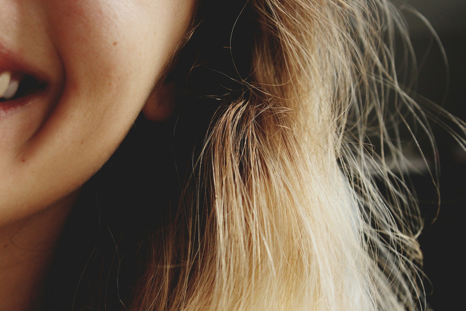 Nahaufnahme einer lächelnden Frau | Quelle: Unsplash