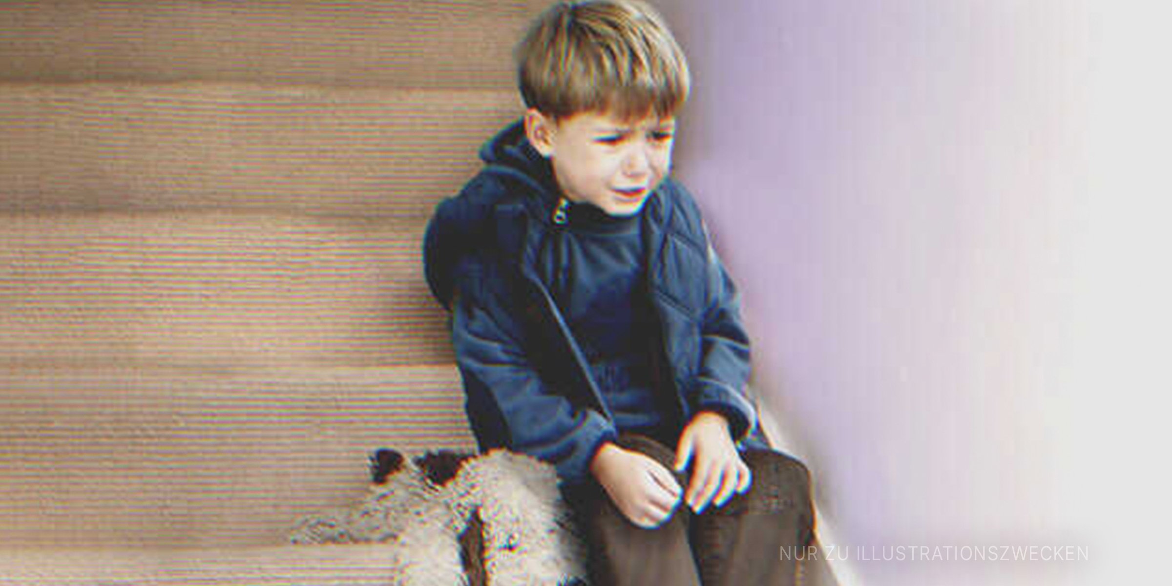 Kleiner Junge weint auf der Treppe | Quelle: Shutterstock