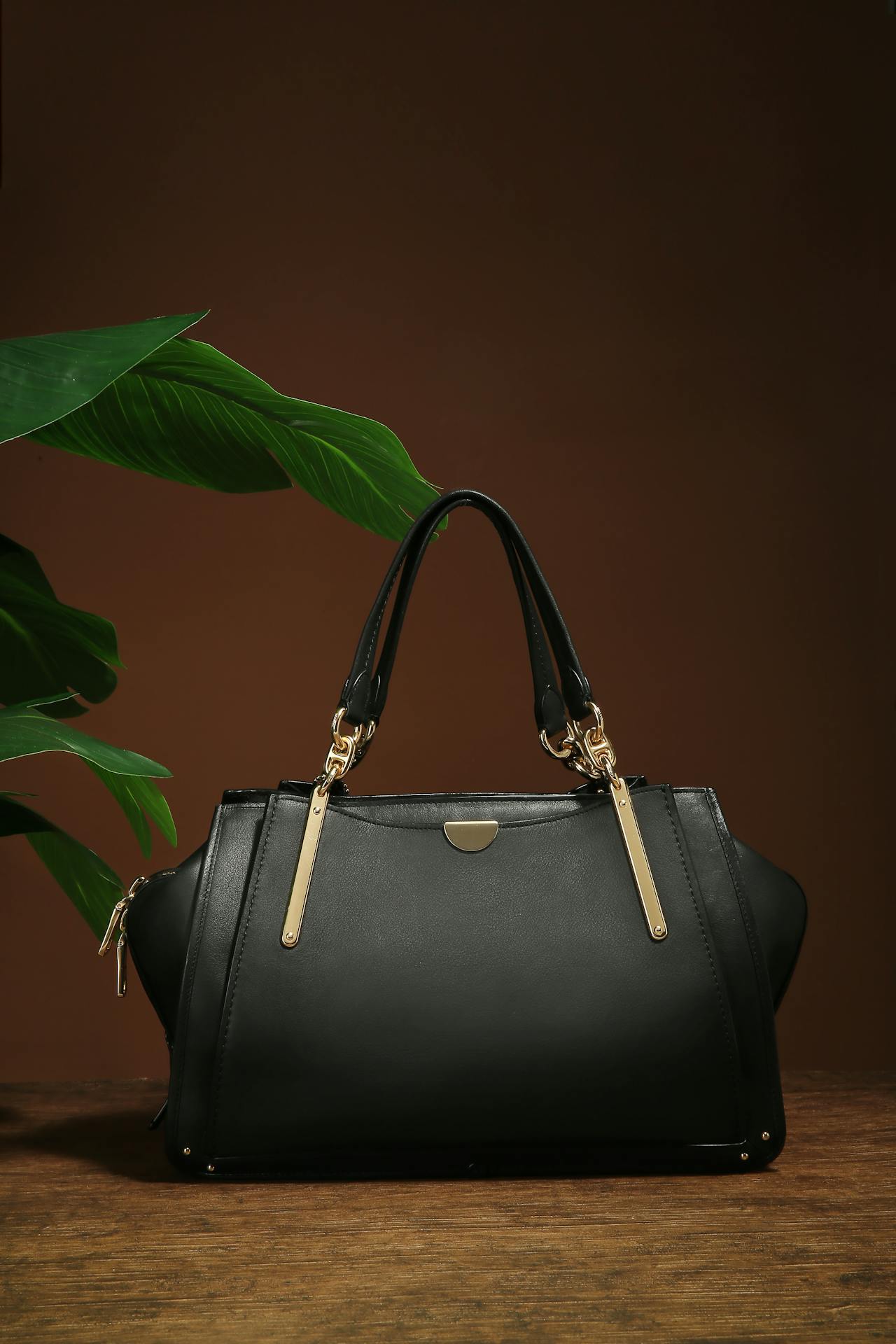 Eine schwarze Tasche auf dem Tisch | Quelle: Pexels