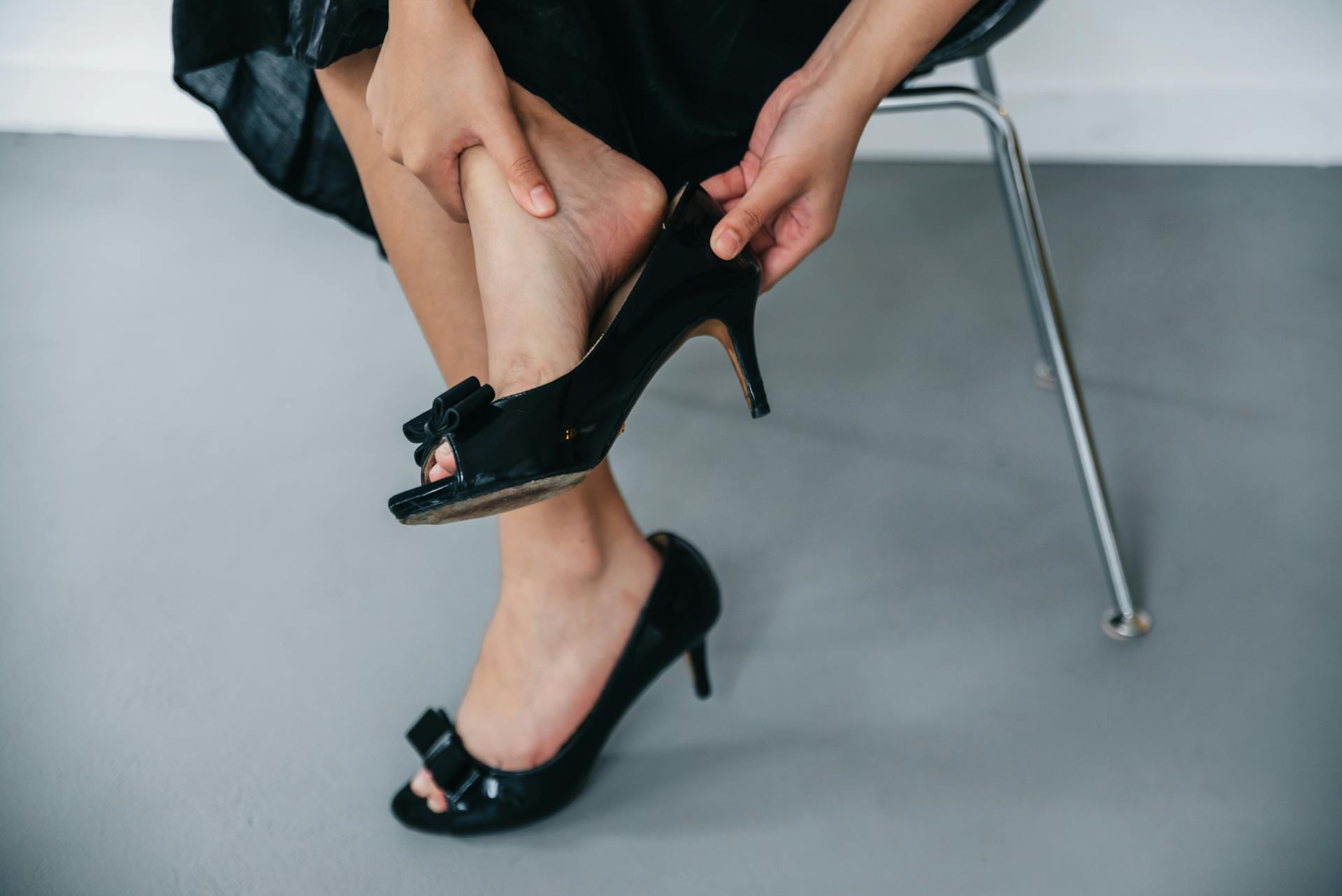 Eine Frau zieht ihre Schuhe aus | Quelle: Pexels