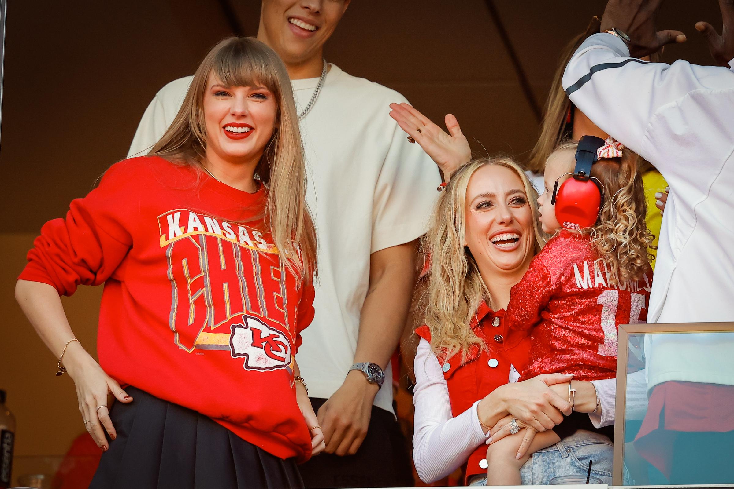 Taylor Swift und Brittany Mahomes im GEHA Field at Arrowhead Stadium am 22. Oktober 2023 in Kansas City, Missouri. | Quelle: Getty Images