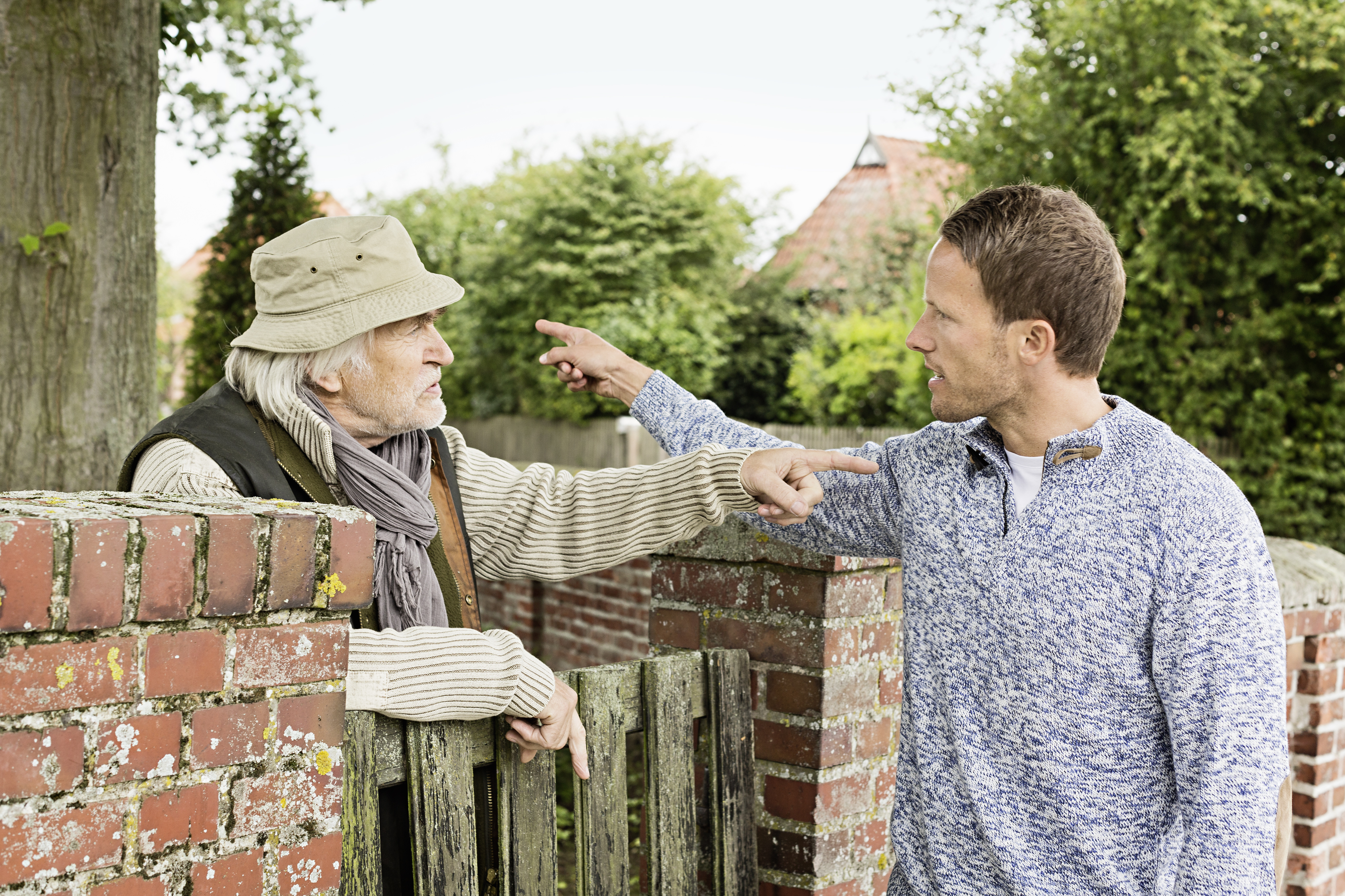 Ein älterer und ein erwachsener Mann streiten sich | Quelle: Getty Images