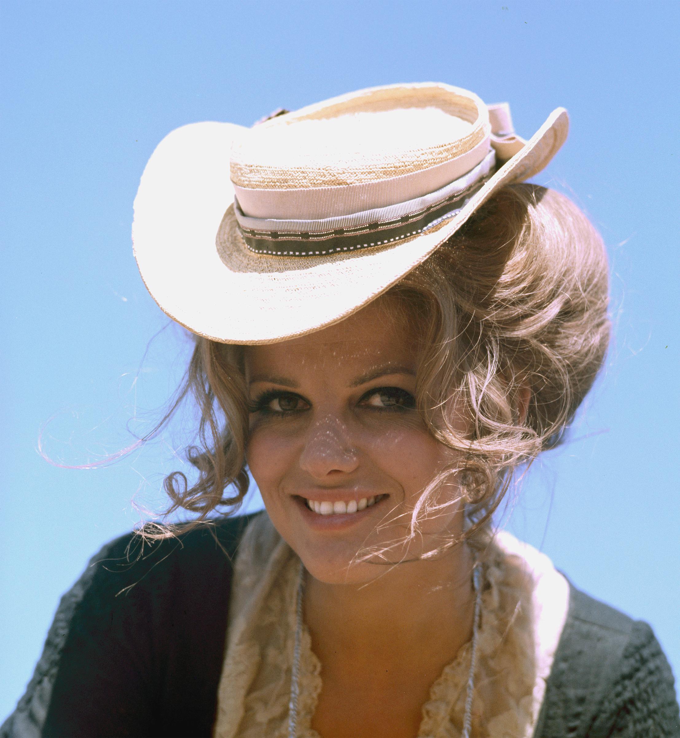 Claudia Cardinale am Set von "One Upon a Time in the West", 1968 | Quelle: Getty Images