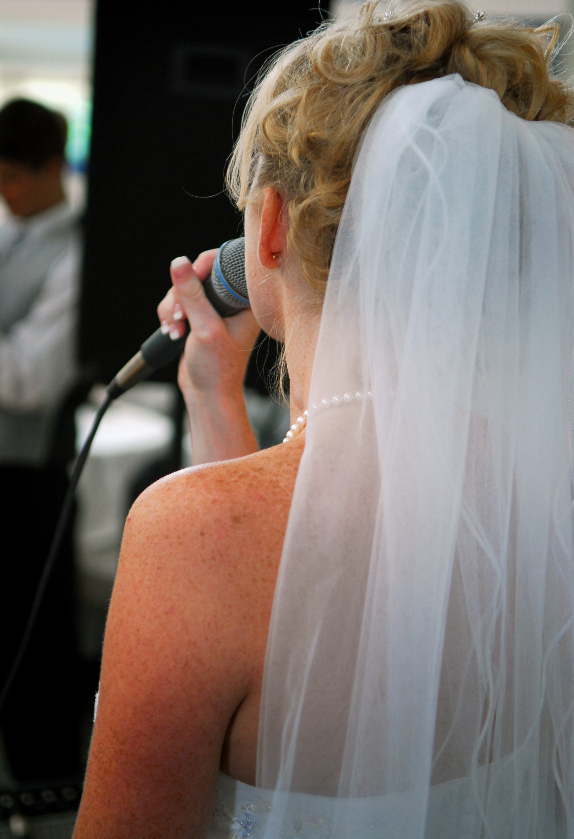 Eine Braut spricht in ein Mikrofon | Quelle: Getty Images
