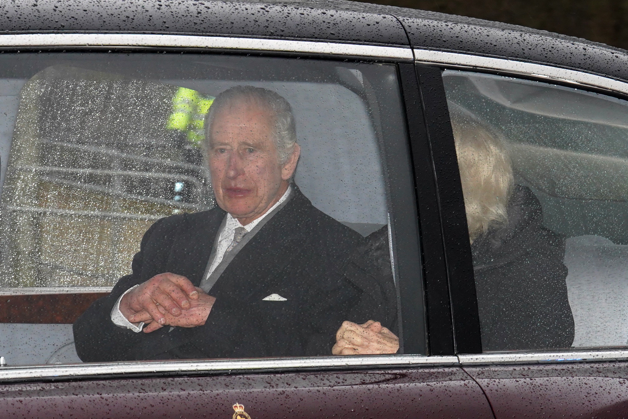 König Charles III. und Königin Camilla werden am 13. Februar 2024 fotografiert, als sie nach einer Woche in Sandringham in Norfolk wieder im Clarence House in London ankommen | Quelle: Getty Images