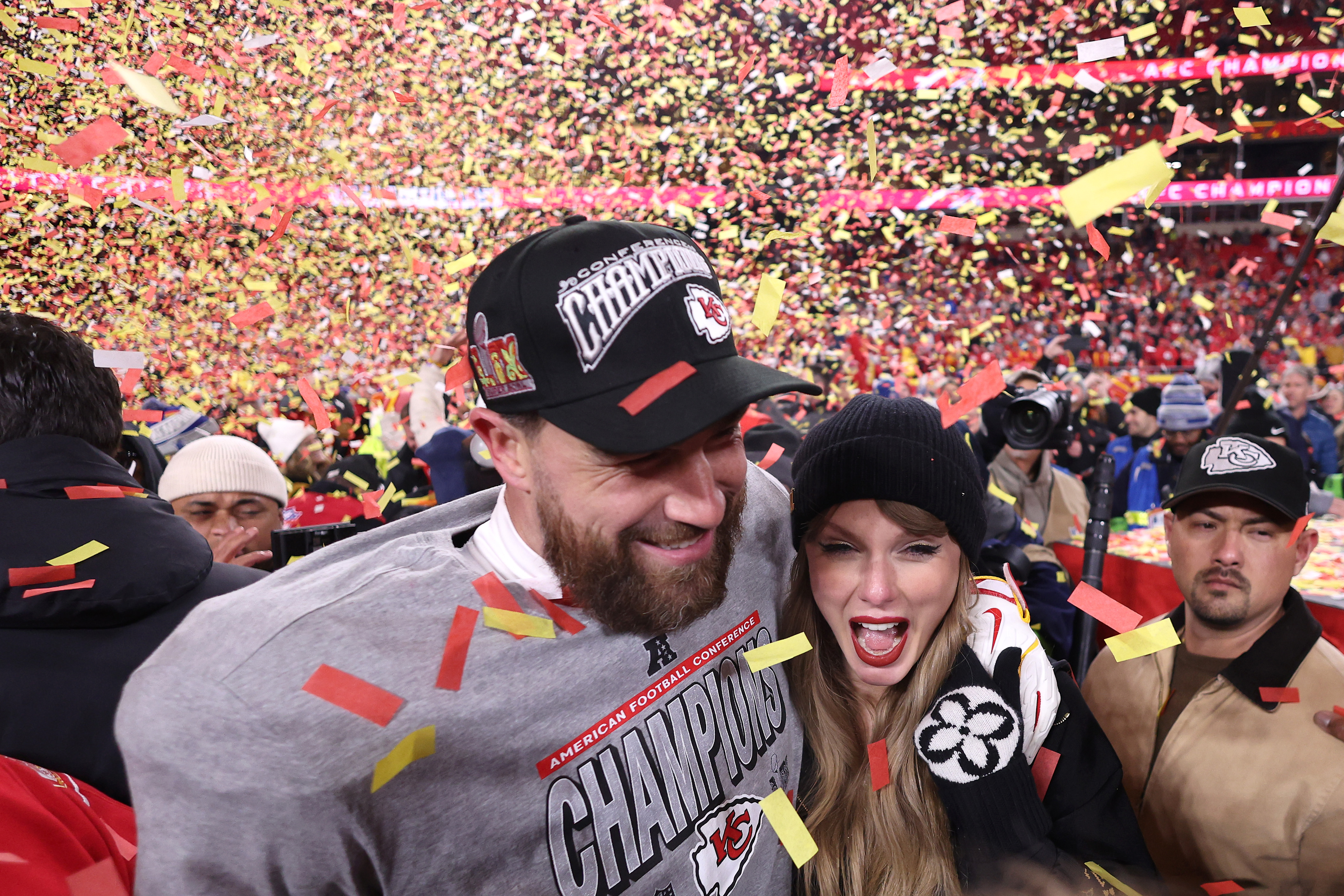 Taylor Swift feiert mit Travis Kelce während des AFC Championship Games im GEHA Field at Arrowhead Stadium am 26. Januar 2025 in Kansas City, Missouri. | Quelle: Getty Images