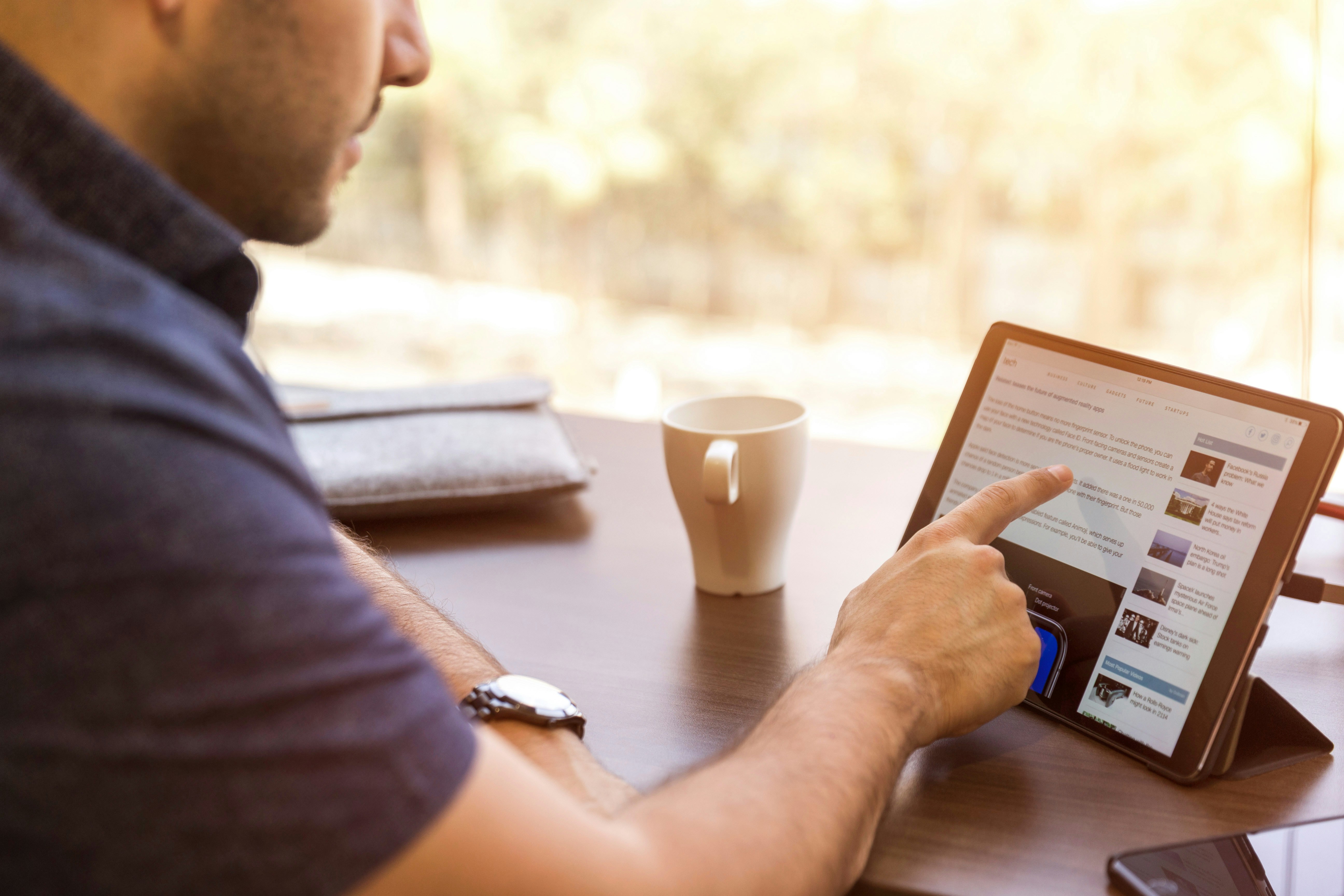 Eine Person, die ein Tablet benutzt | Quelle: Unsplash