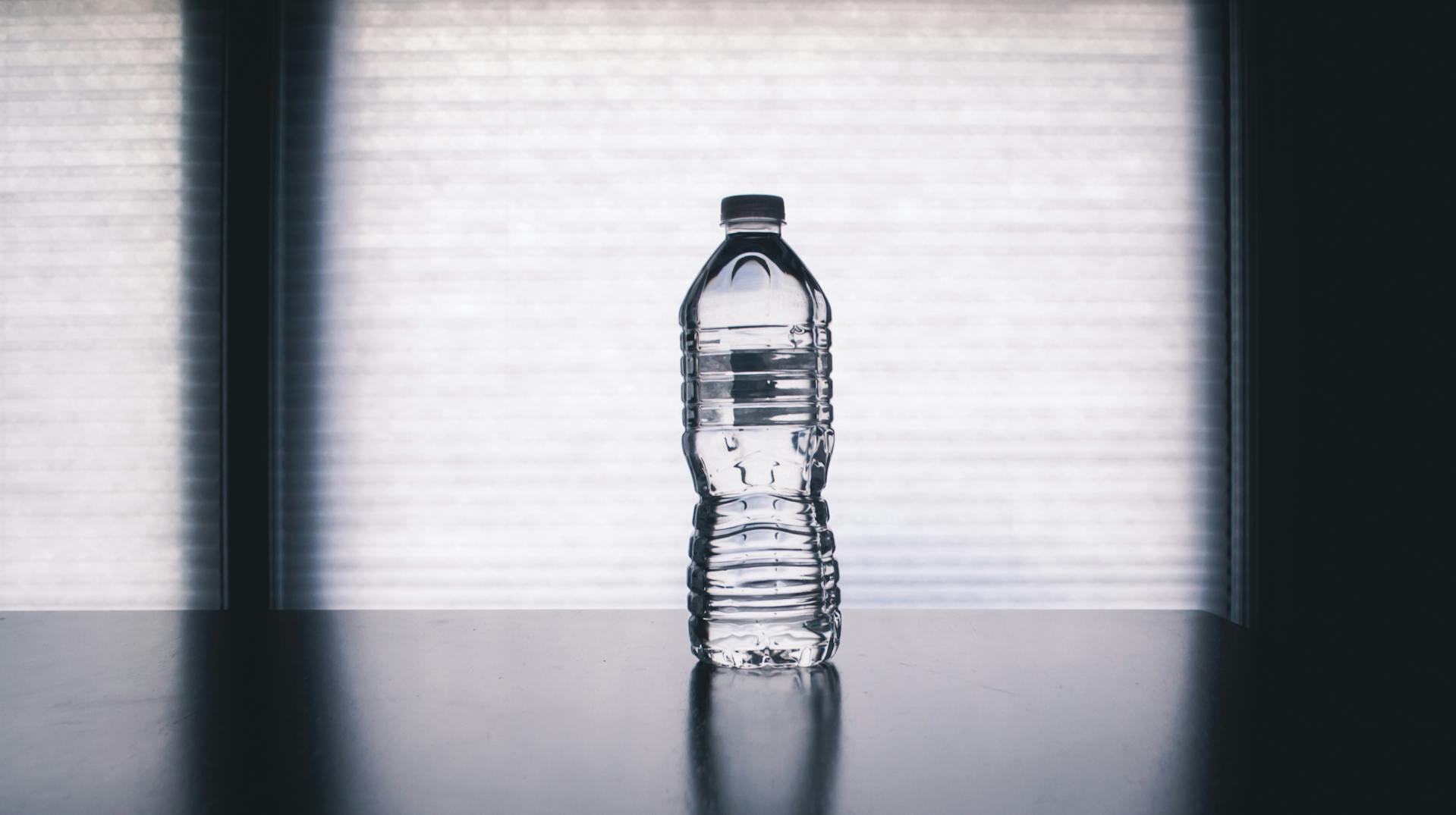 Eine Flasche Wasser | Quelle: Pexels