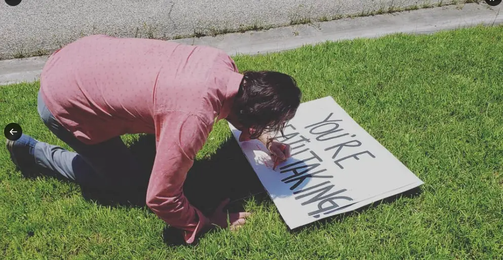 Keanu Reeves schreibt auf das Schild der Familie. | Quelle: X/@shunt305