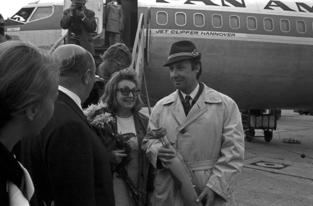 Der österreichische Sänger und Schauspieler Peter Alexander und Ehefrau Hilde Haagen bei der Ankunft am Flughafen in Hamburg, Deutschland 1970er Jahre | Quelle: Getty Images