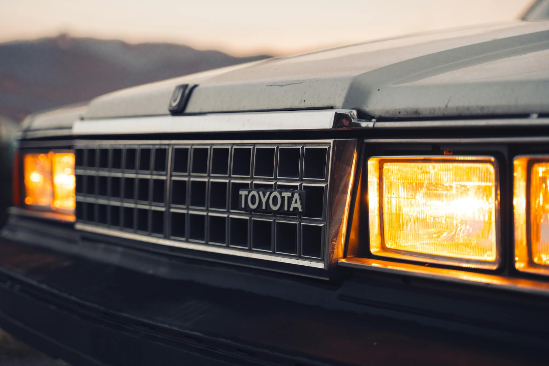 Ein Kühlergrill und Scheinwerfer eines Autos | Quelle: Pexels