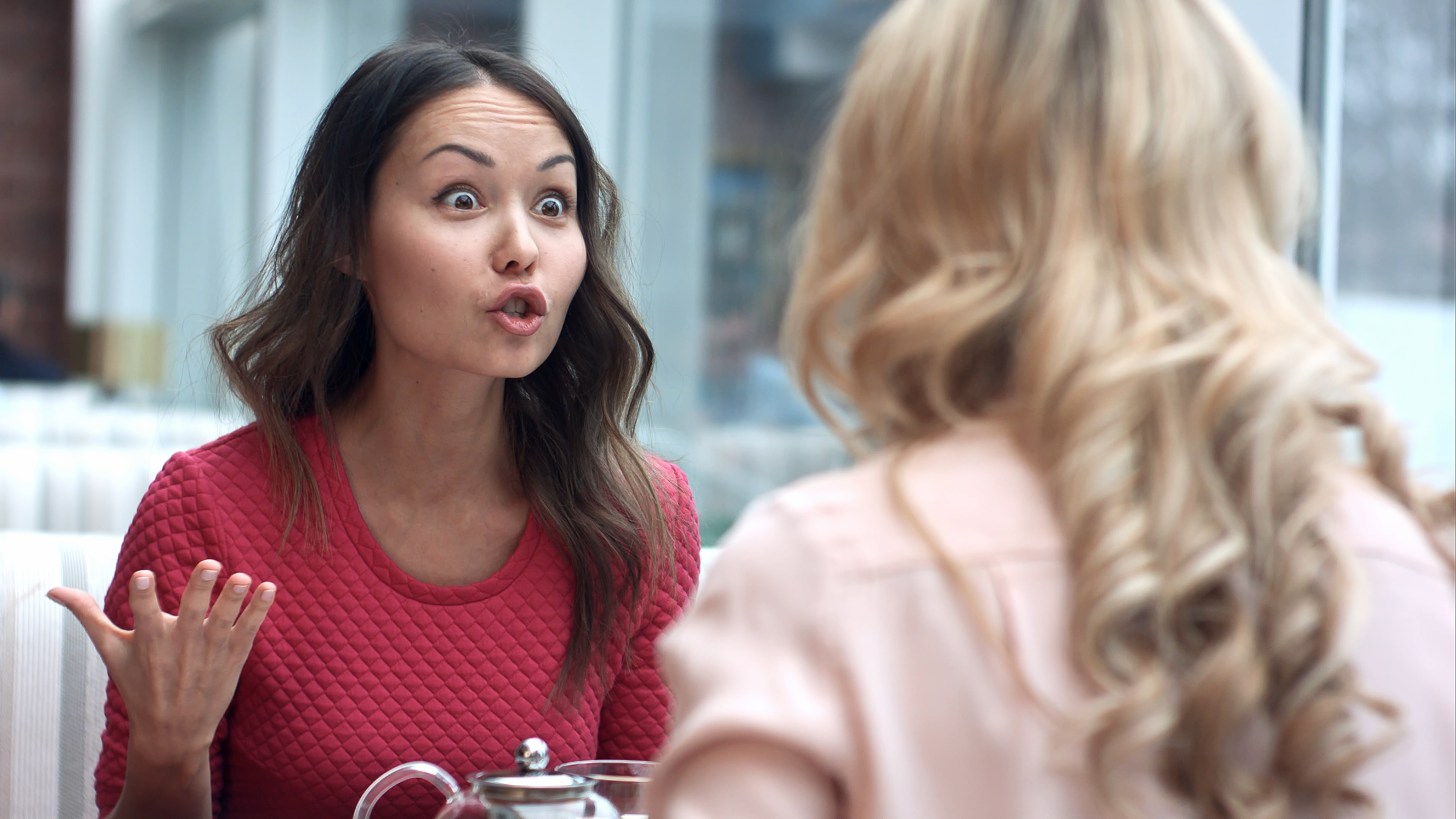 Zwei junge Frauen streiten sich in einem Restaurant | Quelle: Shutterstock