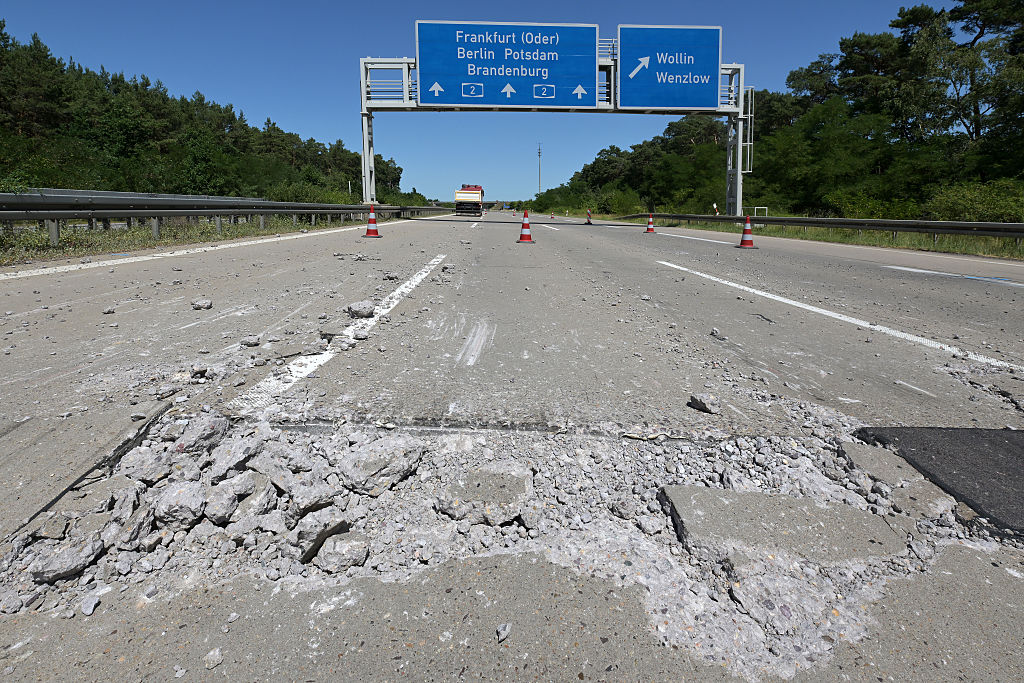 26. Juni 2026, Brandenburg, Wollin: Wenige Meter vor der Ausfahrt Wollin auf der Bundesstraße 2 (2) in Richtung Berlin haben sich Teile der Betonfahrbahn gegeneinander verschoben; im Vordergrund liegen Betonbrocken neben der Fahrbahn. | Quelle: Getty Images