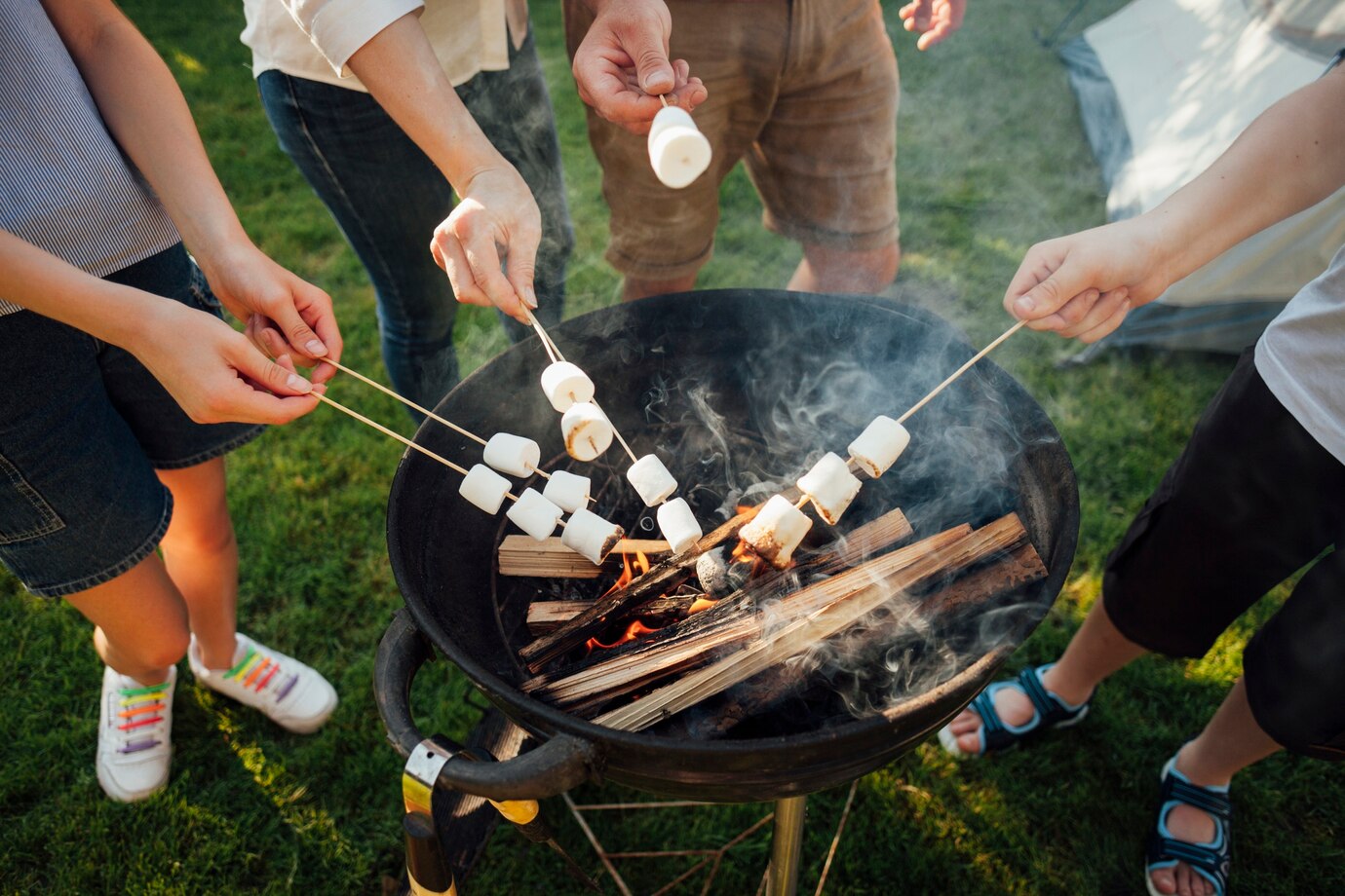 Menschen rösten Marshmallows | Quelle: Freepik