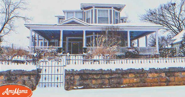 Ein großes, verschneites Haus | Quelle: Shutterstock