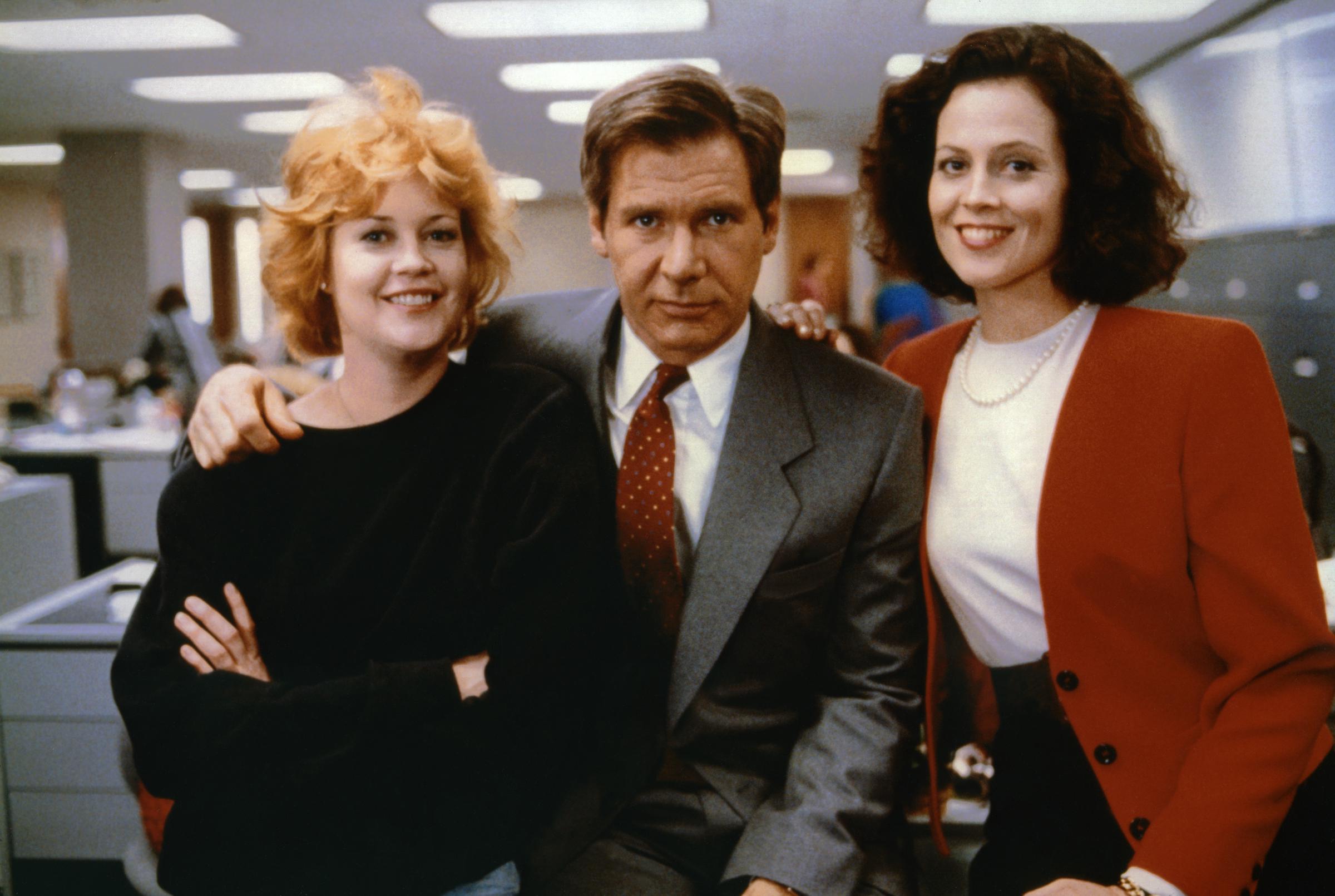 Melanie Griffith, Harrison Ford und Sigourney Weaver am Set von "Die Waffen der Frauen", 1988 | Quelle: Getty Images