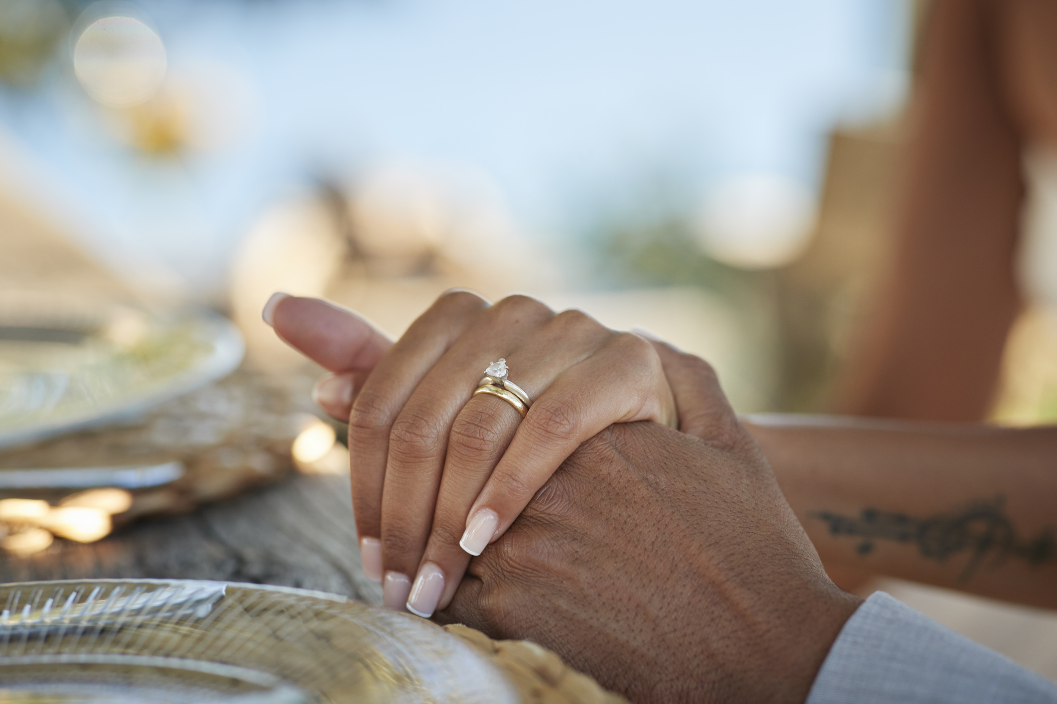 Braut mit Ehering hält Hand des Bräutigams | Getty Images