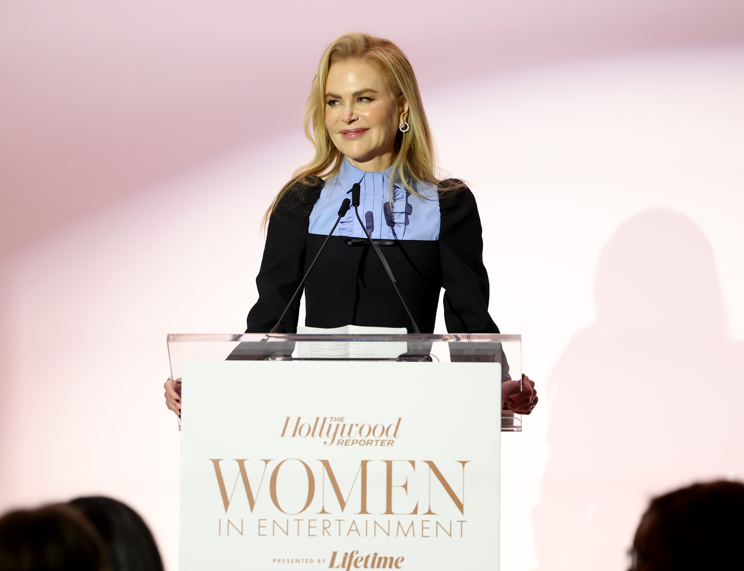 Nicole Kidman nimmt den Sherry Lansing Leadership Award auf der Bühne des The Hollywood Reporter Women in Entertainment 2024 im The Beverly Hills Hotel in Beverly Hills, Kalifornien, am 4. Dezember 2024 entgegen | Quelle: Getty Images