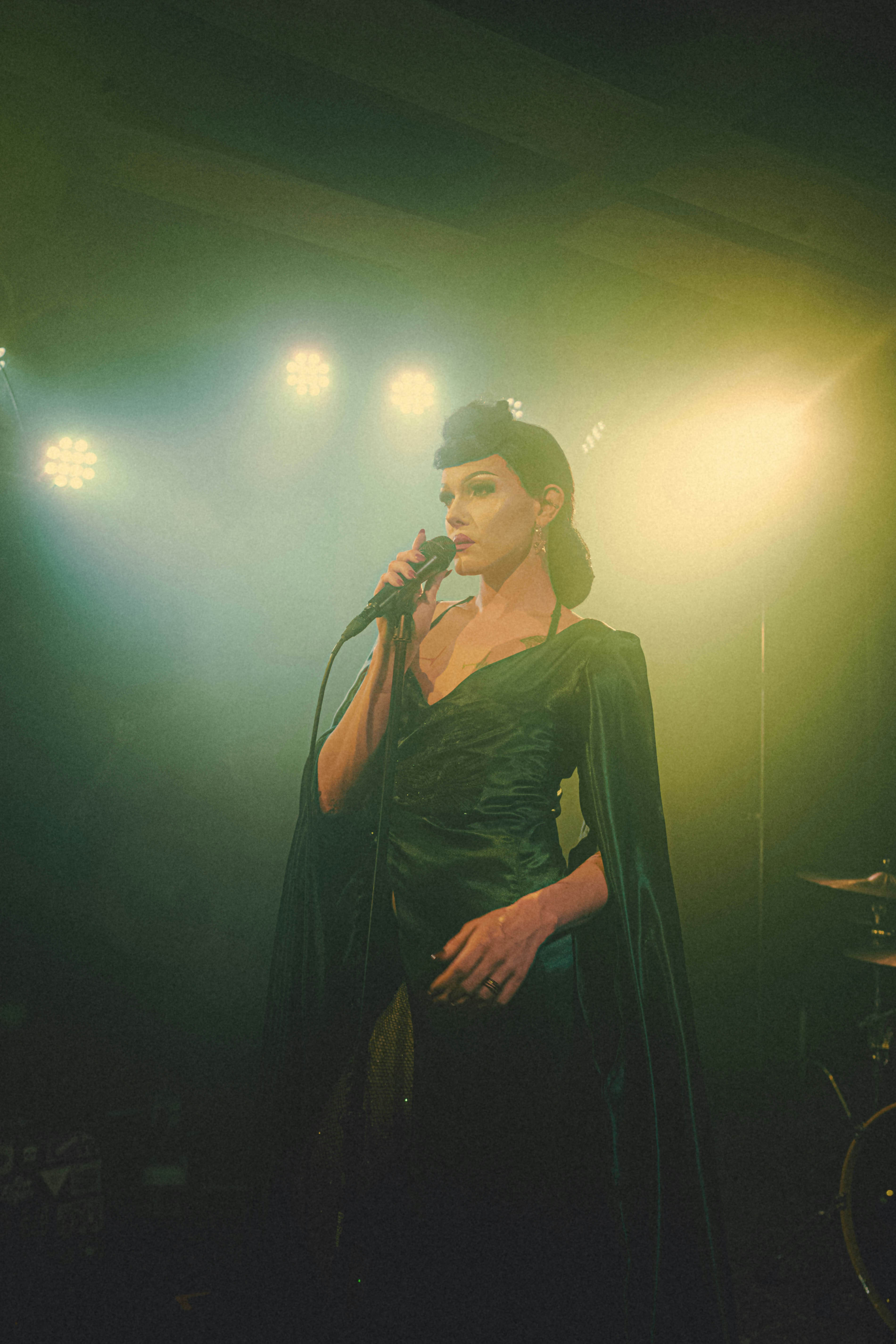 Eine ernste Frau, die in ein Mikrofon spricht | Quelle: Unsplash