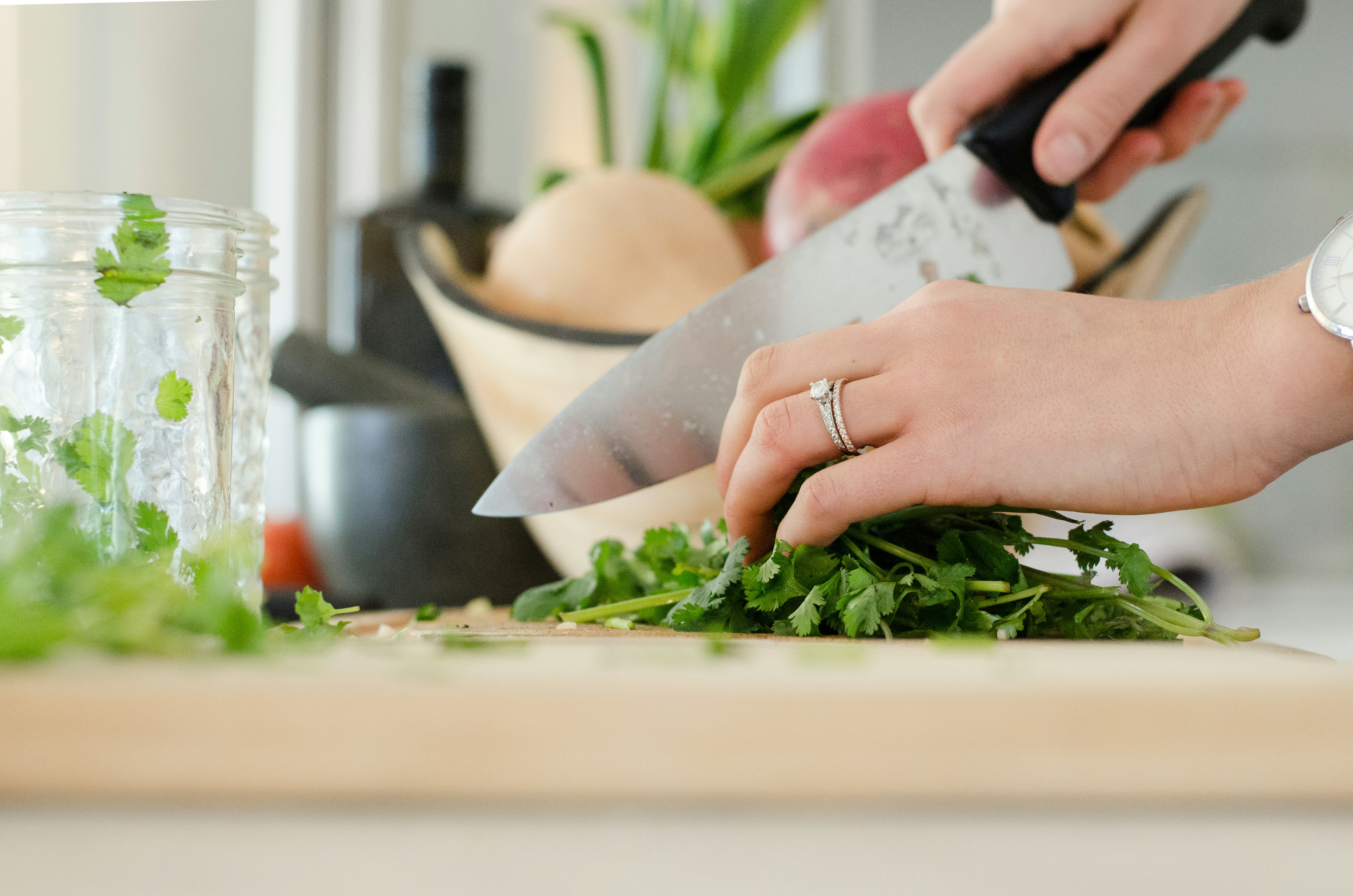 Eine Frau beim Schneiden mit einem Messer | Quelle: Unsplash