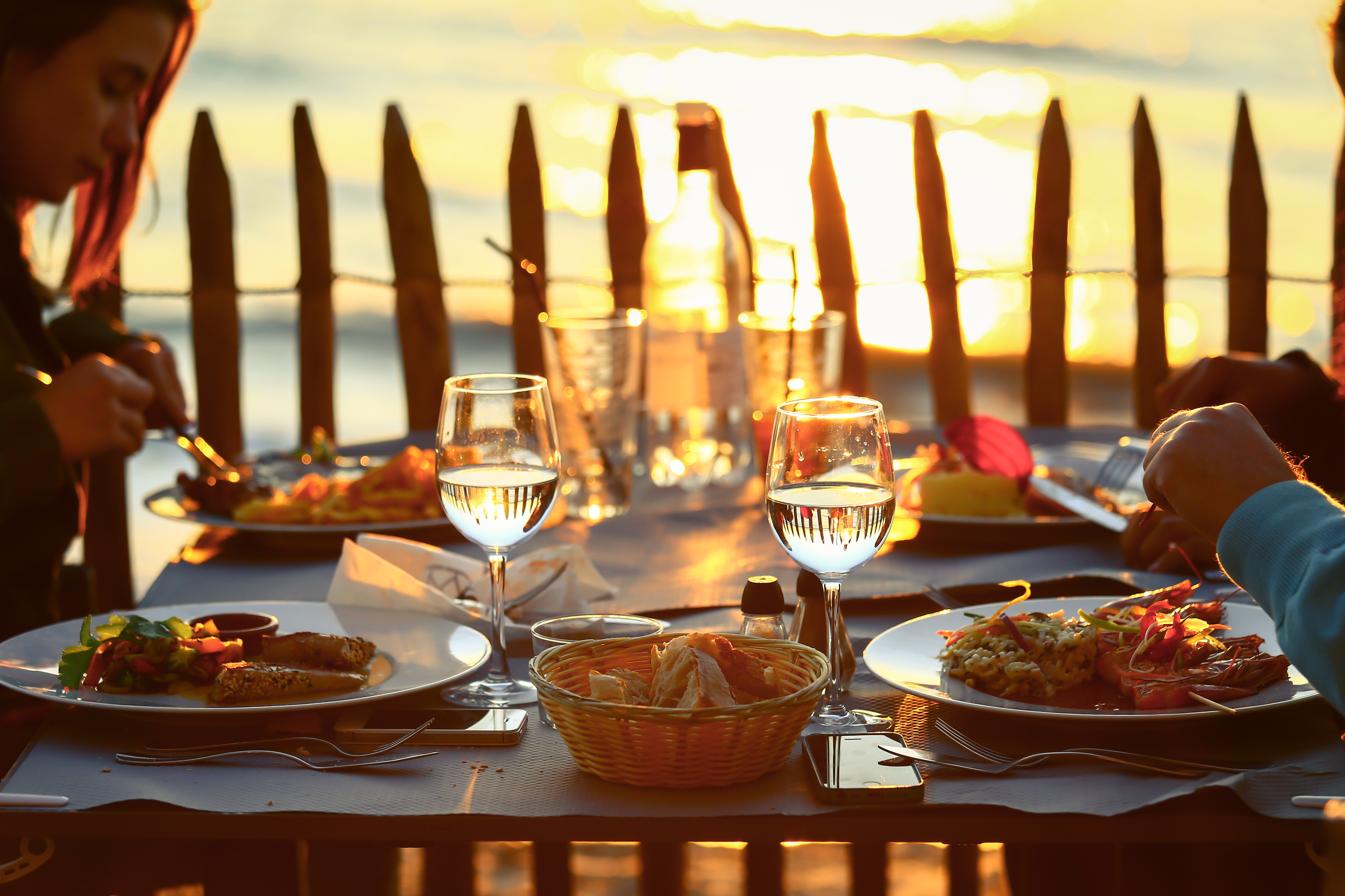 Abendessen am Wasser | Quelle: Shutterstock