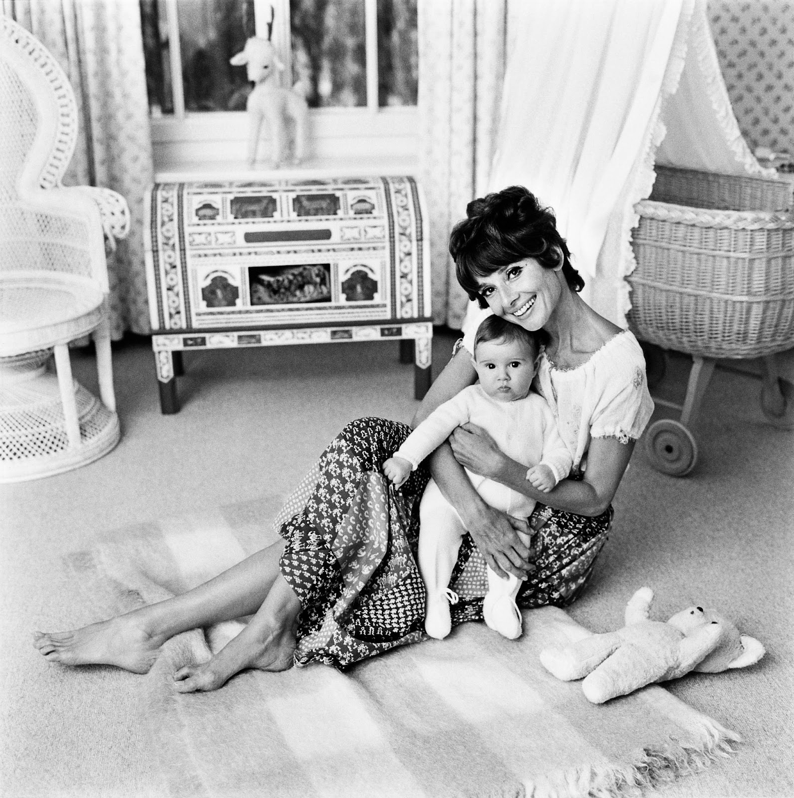 Audrey Hepburn wurde 1971 mit ihrem Sohn Luca Dotti in ihrem Heim in der Schweiz fotografiert. | Quelle: Getty Images