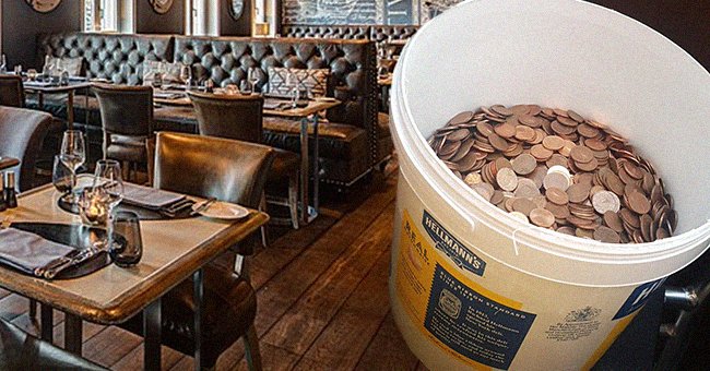 Ein Eimer mit Kupfermünzen mit dem Inneren eines Restaurants im Hintergrund. | Quelle: Twitter.com/rianjkeogh  Wikimedia Commons/HHF FL/CC BY-SA 4.0