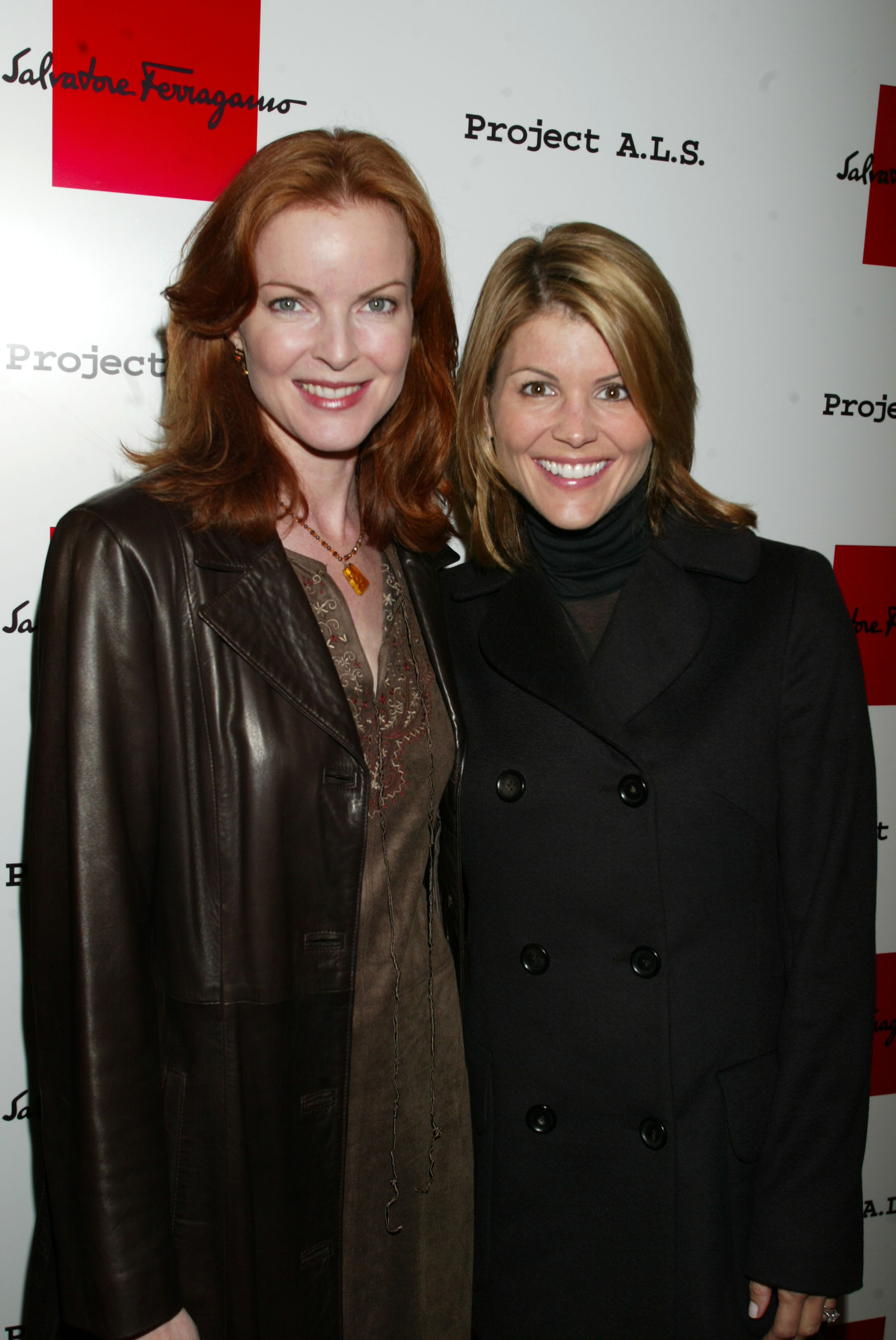 Marcia Cross und Lori Loughlin im Salvatore Ferragamo Store in Beverly Hills, Kalifornien, am 16. Oktober 2002. | Quelle: Getty Images