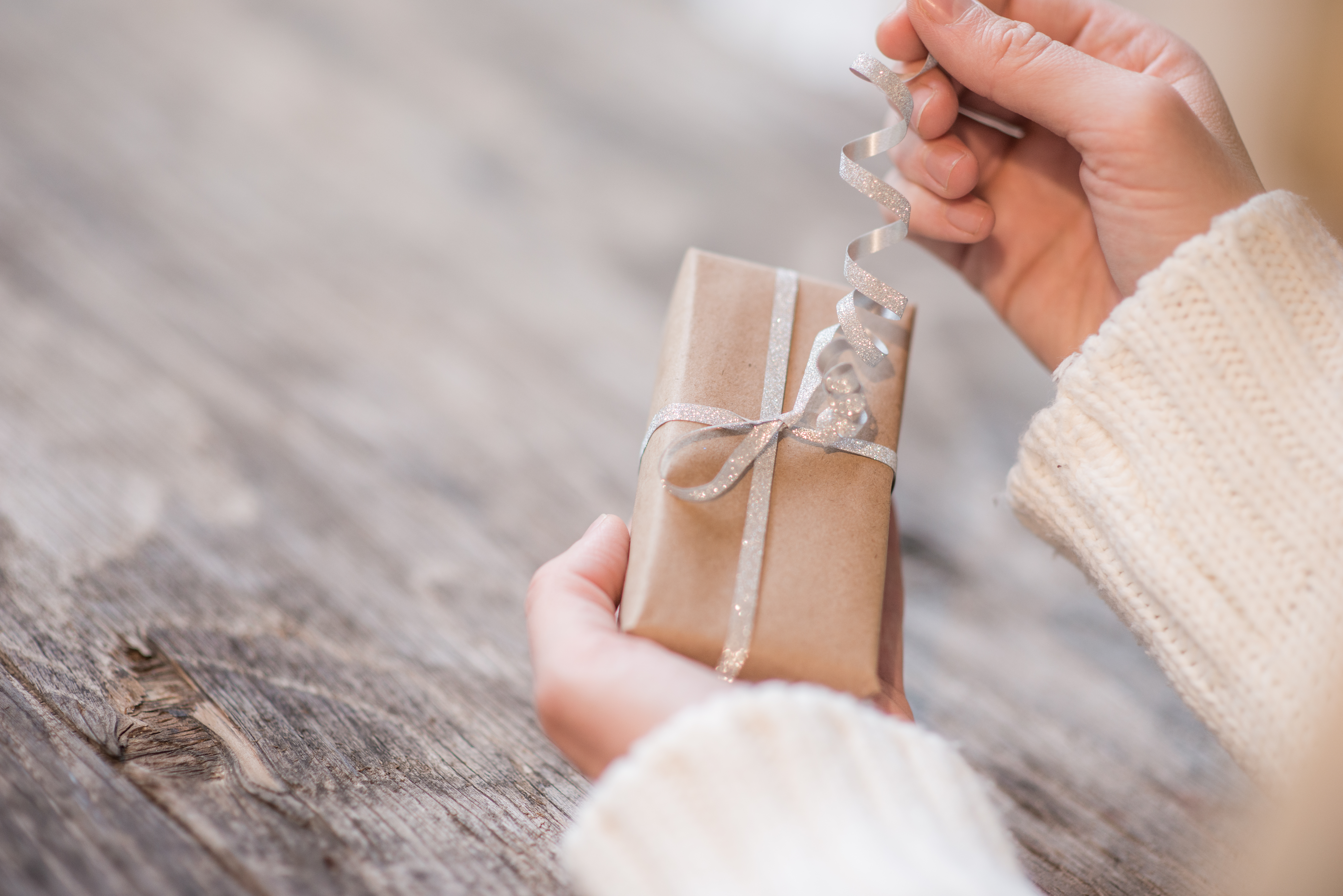 Eine Frau, die ein Geschenk öffnet | Quelle: Shutterstock