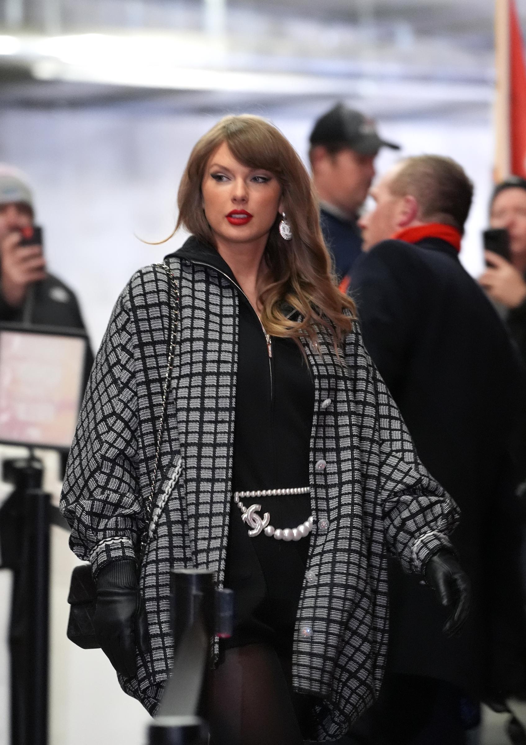 Taylor Swift kommt vor dem AFC Divisional Playoff-Spiel zwischen den Houston Texans und den Kansas City Chiefs am 18. Januar 2025 in Kansas City, Missouri, an | Quelle: Getty Images