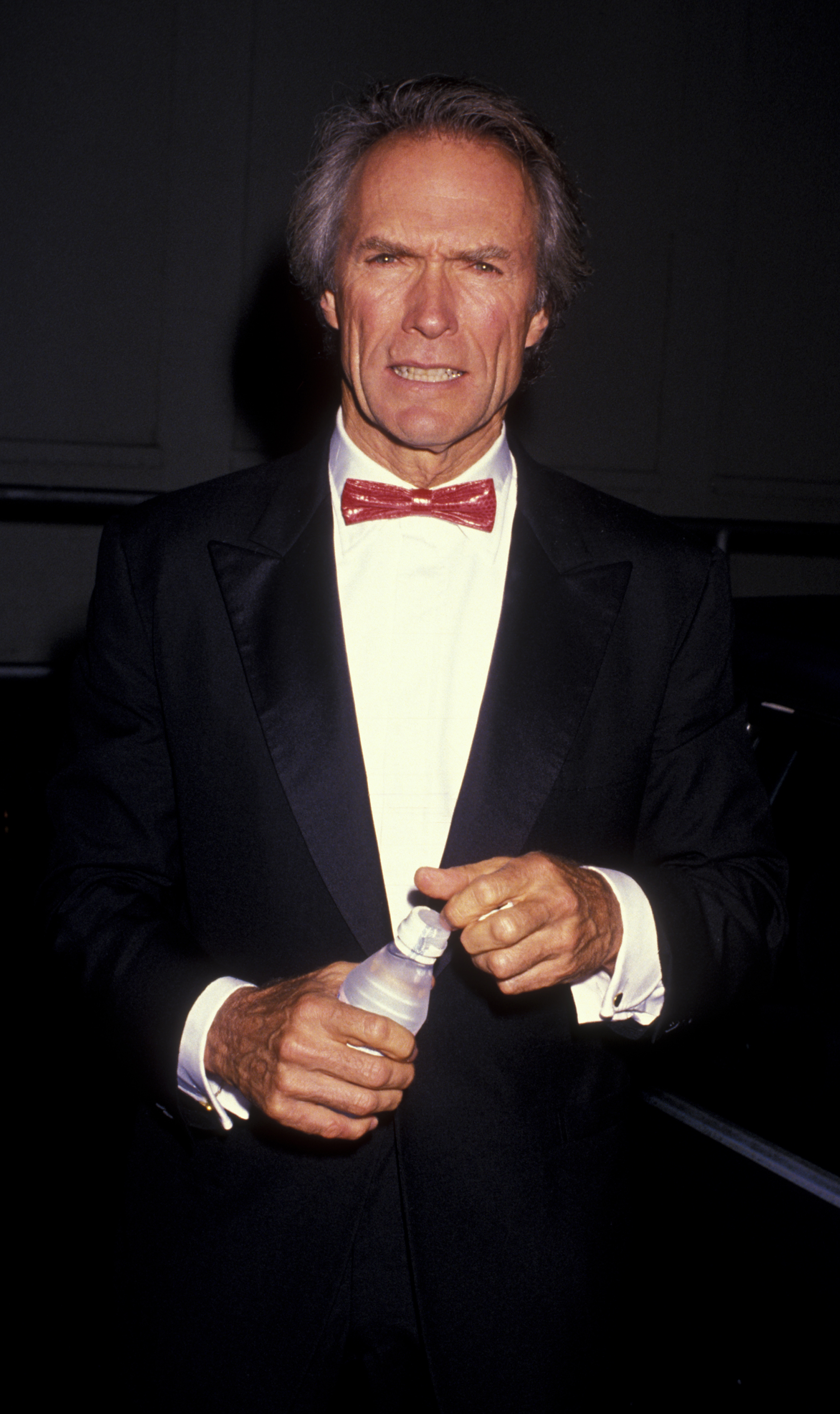 Clint Eastwood besucht die Gala zu Ehren von Sammy Davis Jr. im Shrine Auditorium in Los Angeles, Kalifornien, am 13. November 1989. | Quelle: Getty Images