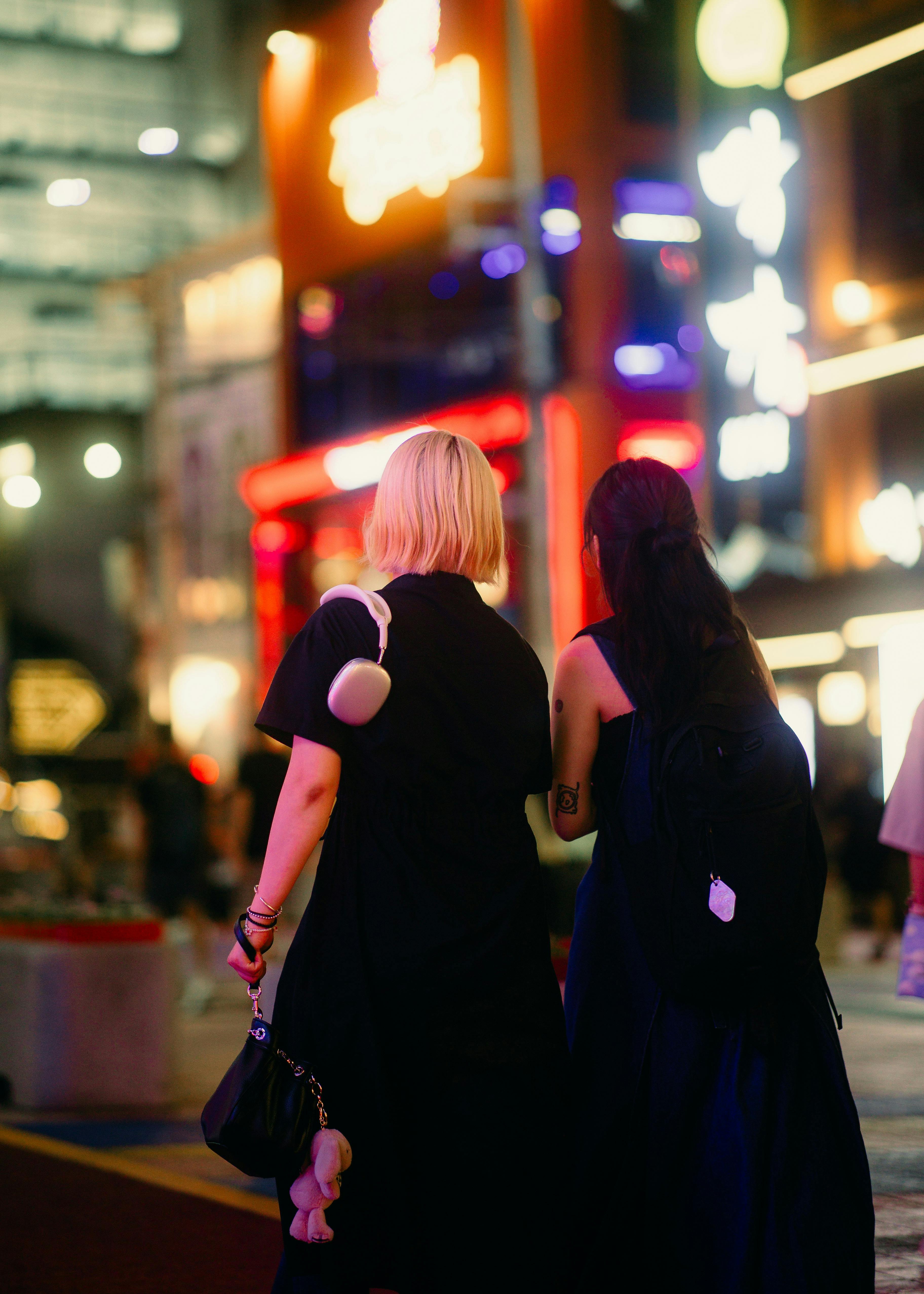 Zwei Frauen, die auf der Straße gehen | Quelle: Pexels