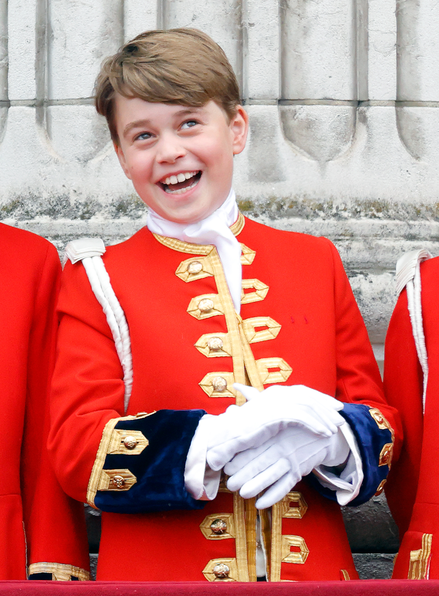 George spielte bei der Krönung seines Großvaters, König Charles III., am 6. Mai eine wichtige Rolle und fungierte als Ehrensein. Mit 9 Jahren verfolgte er später vom Buckingham-Palast aus den Überflug der RAF und stand damit im Mittelpunkt eines der bedeutendsten Ereignisse der königlichen Familie.