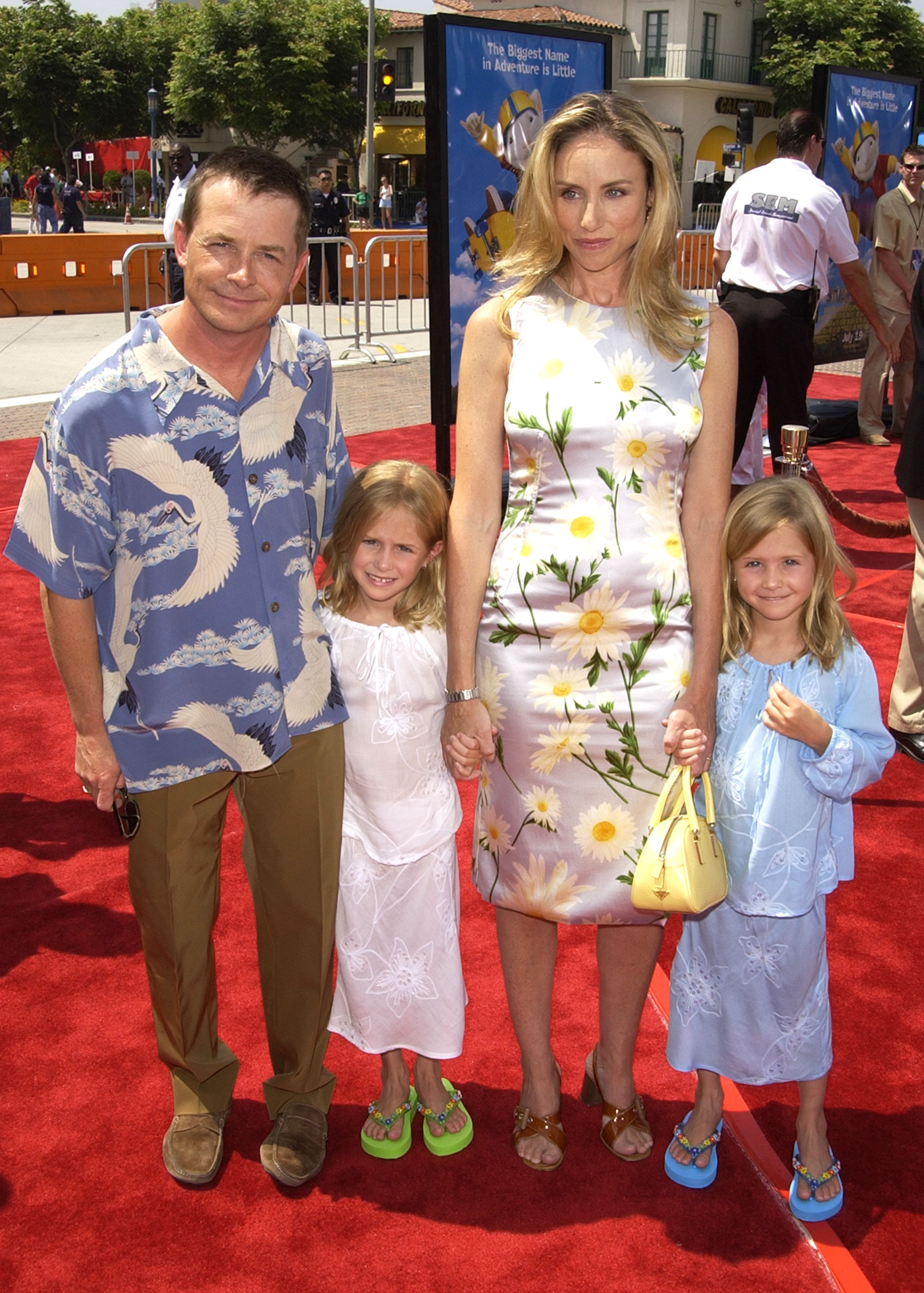 Michael J. Fox, seine Frau Trace und ihre Zwillingstöchter Aquinnah und Schuyler am 14. Juli 2002 | Quelle: Getty Images