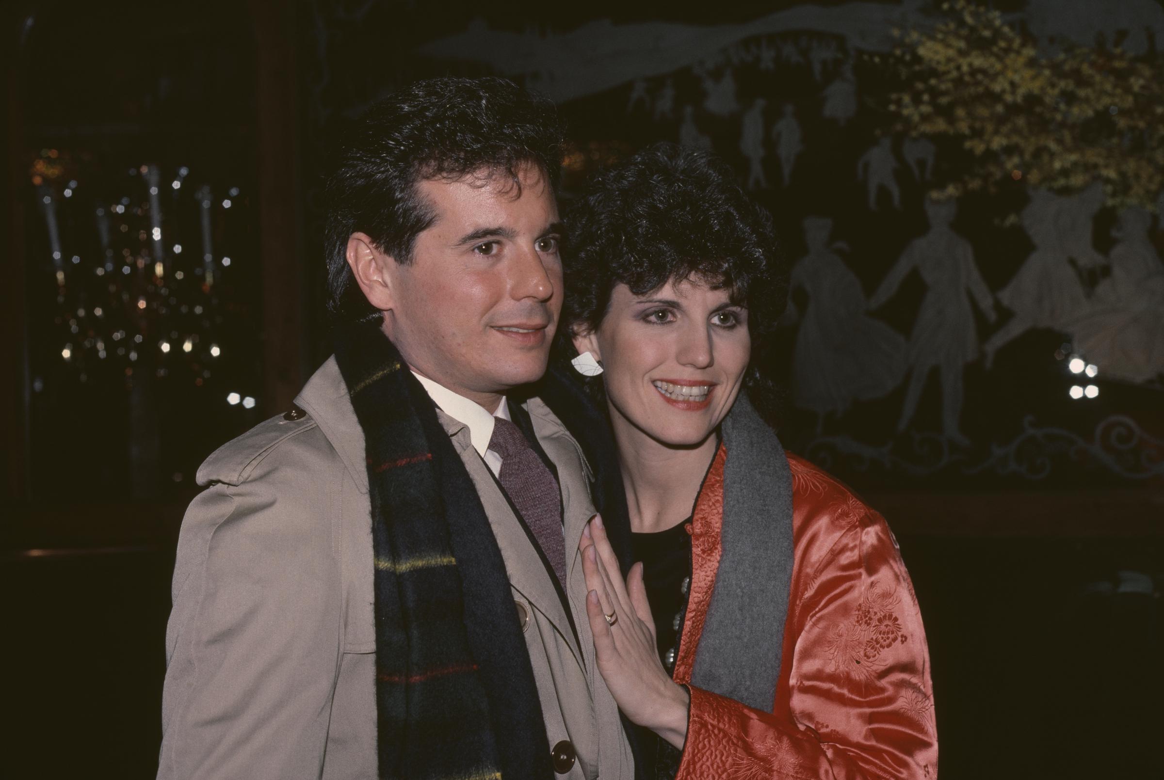 Lucie und Desi Arnaz Jr. posieren zusammen, ca. 1980 | Quelle: Getty Images