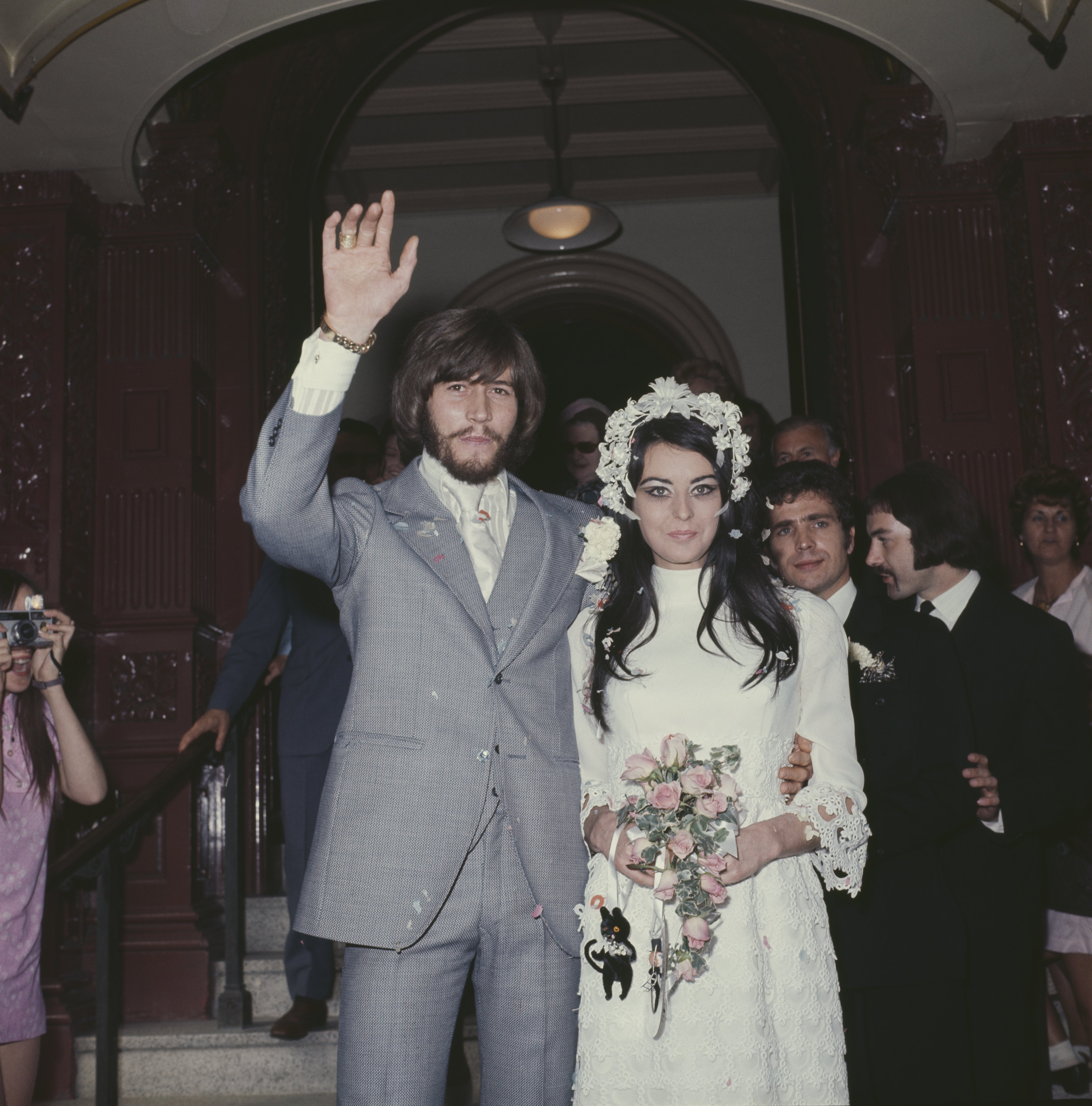 Barry Gibb und Linda Gray an ihrem Hochzeitstag im Jahr 1970. | Quelle: Getty Images