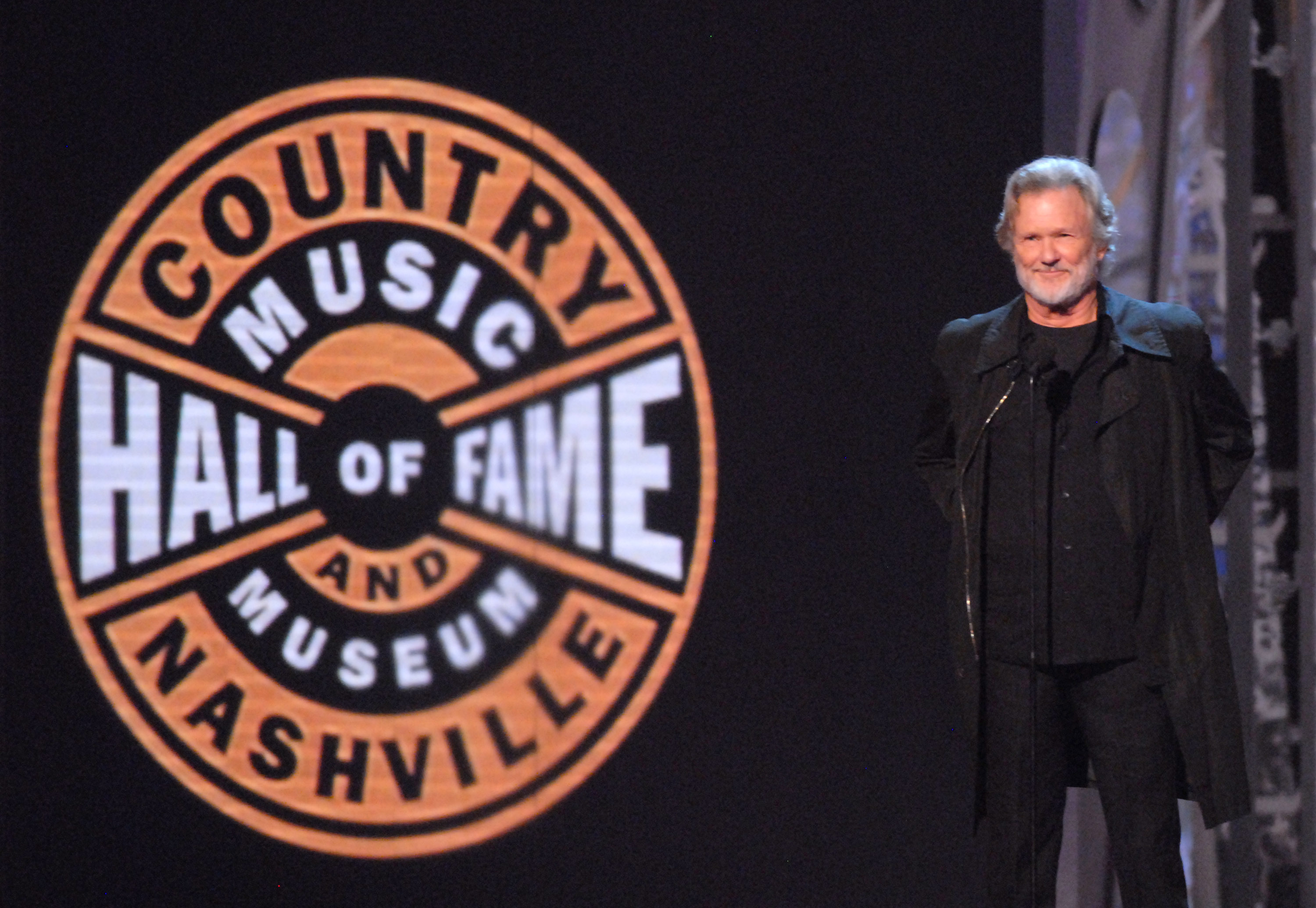 Kris Kristofferson stellt den in die Country Music Hall of Fame aufgenommenen George Strait in Nashville, Tennessee, am 6. November 2006 vor | Quelle: Getty Images