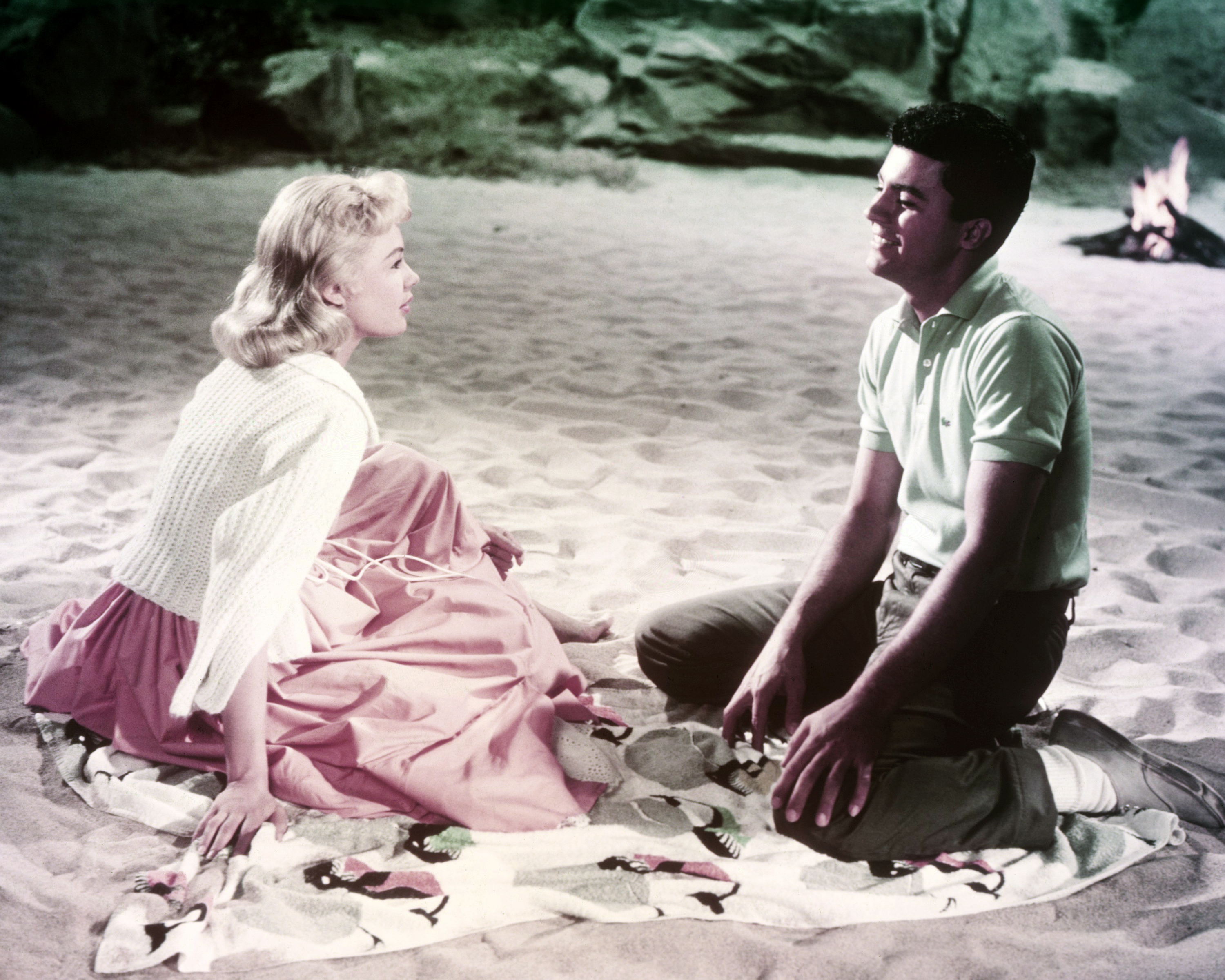 Sandra Dee und James Darren in einer Szene aus "Gidget" von 1959. | Quelle: Getty Images